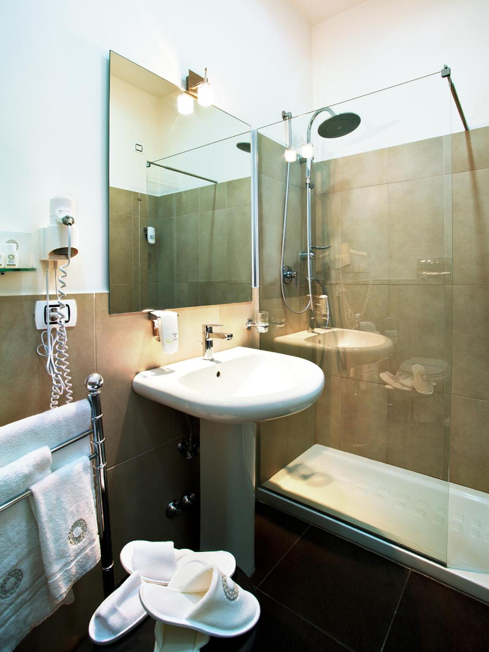 Double or Twin Room - Photo 3