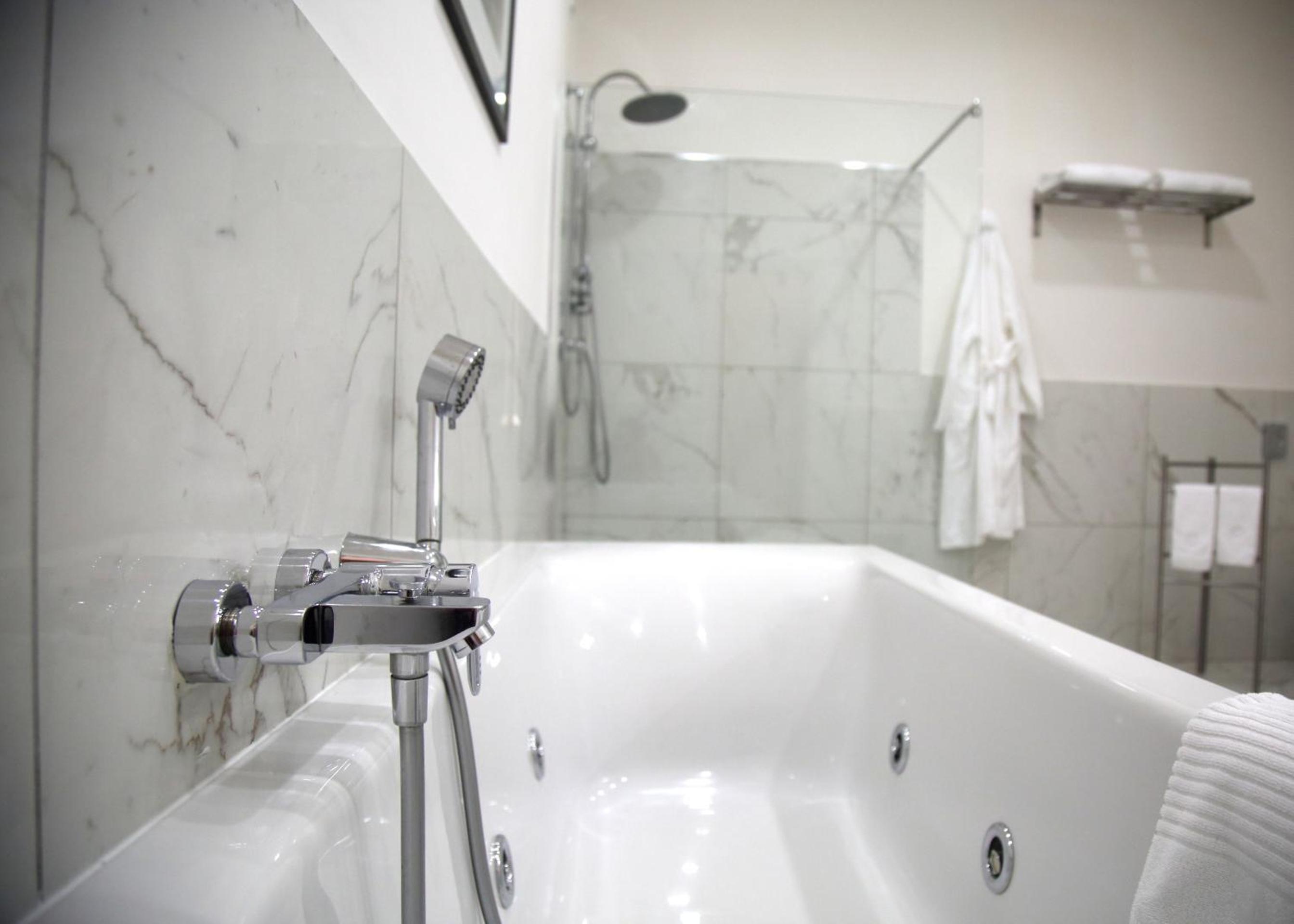 Business Suite - Photo 6