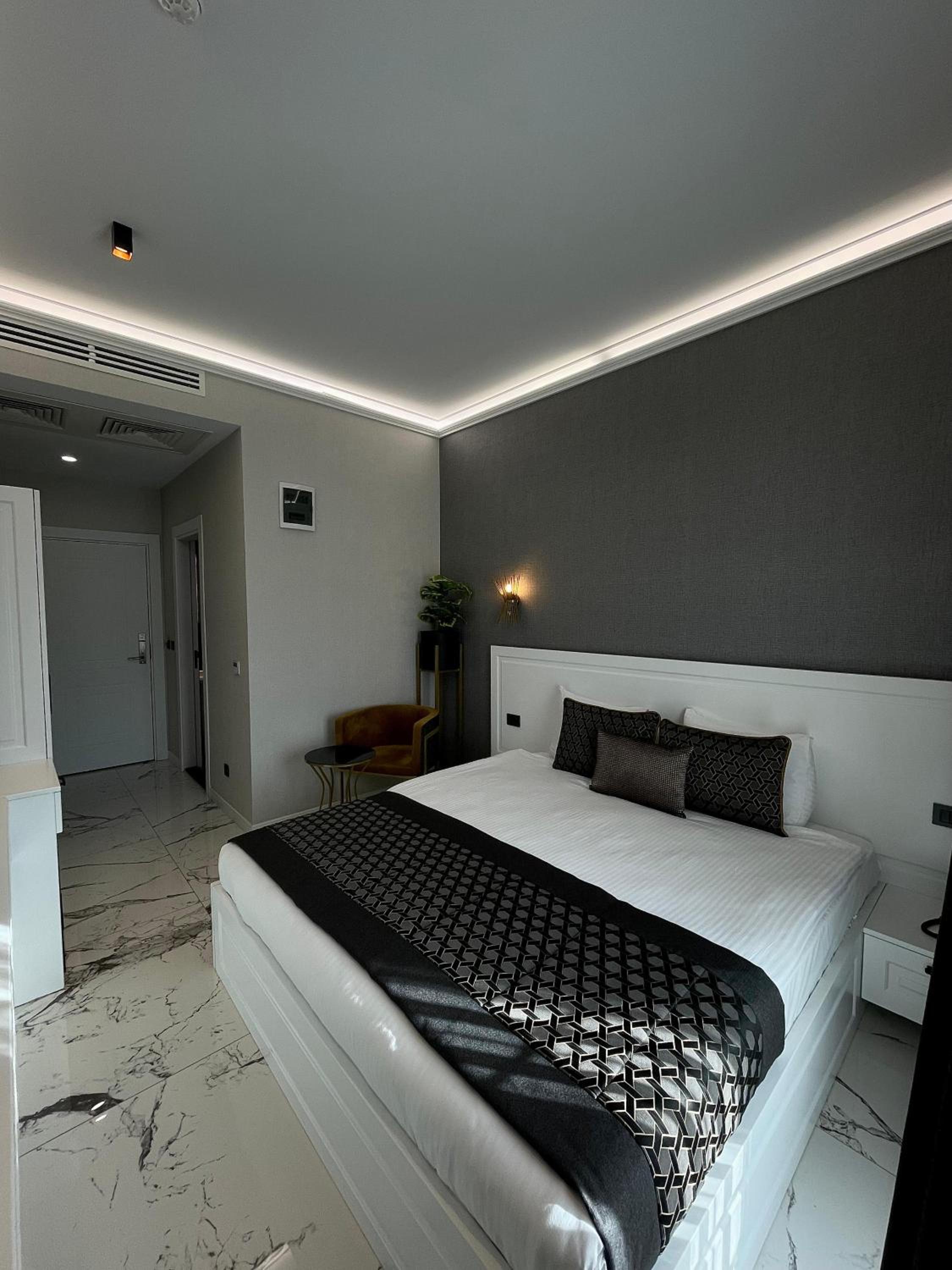 Deluxe Double Room with Balcony photo 1