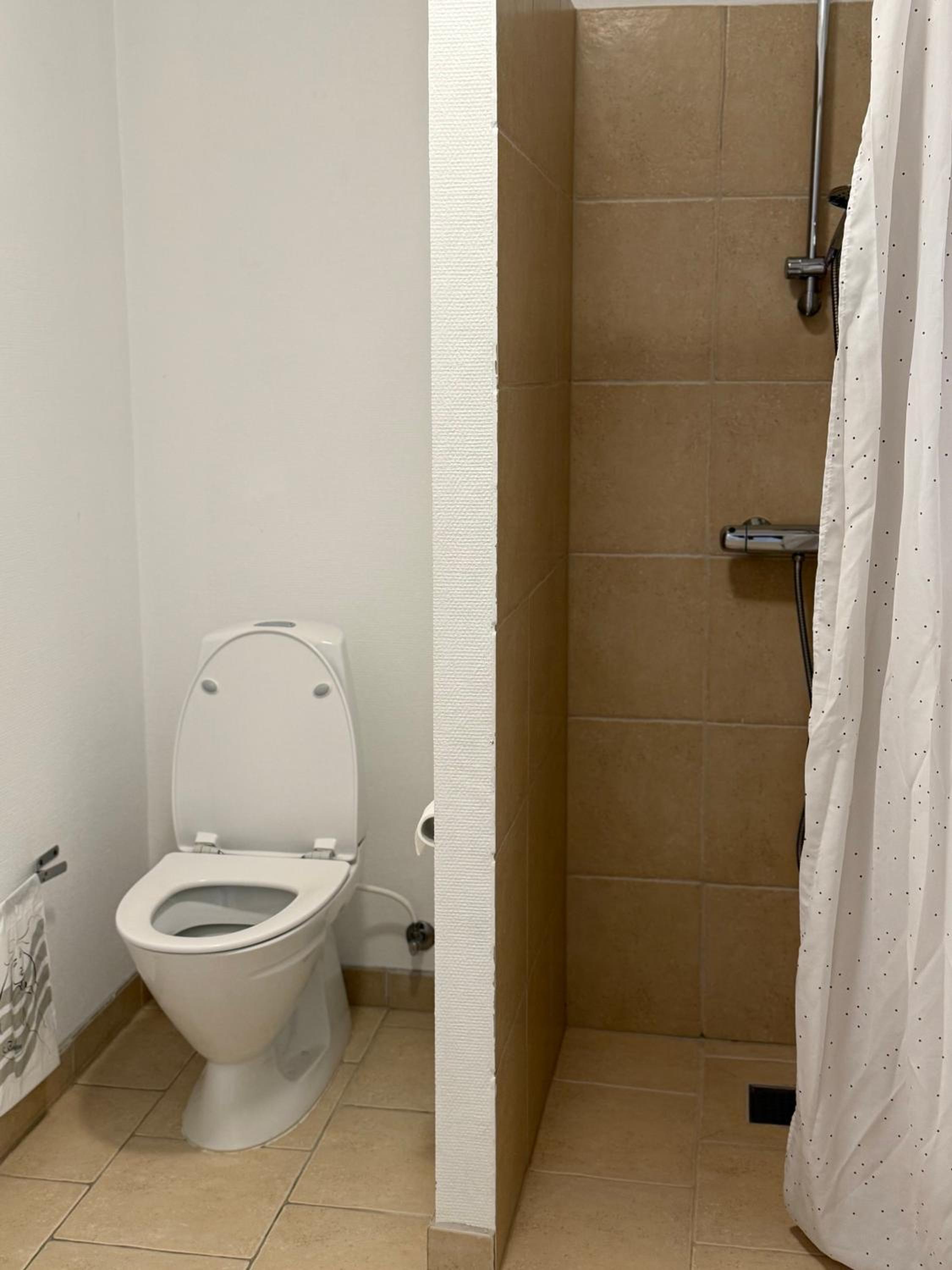 Family Room with Bathroom photo 2