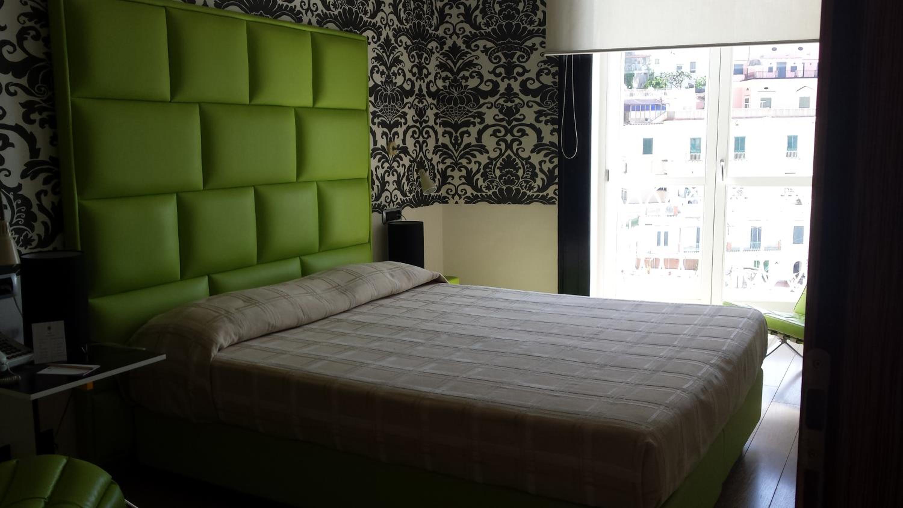 Classic Double Room with Partial Sea View and Spa Bath - Photo 4