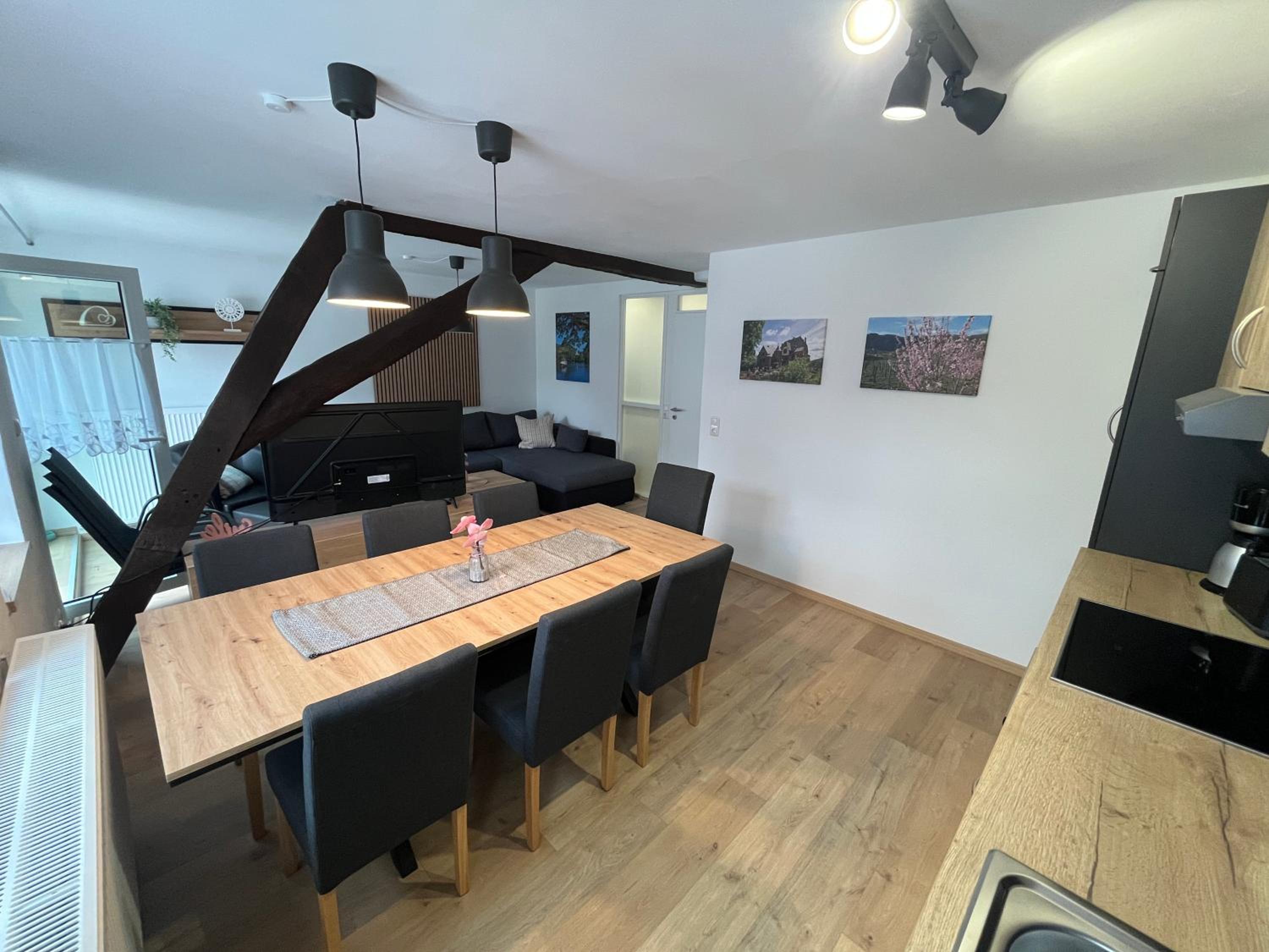Four-Bedroom Apartment with Balcony  photo 2