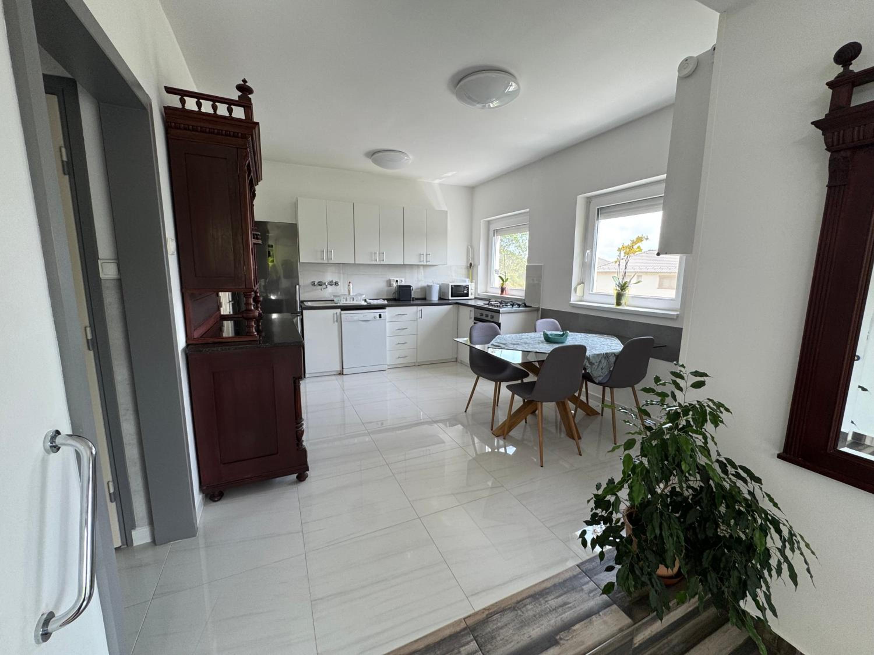 Three-Bedroom Apartment with Lake View photo 3