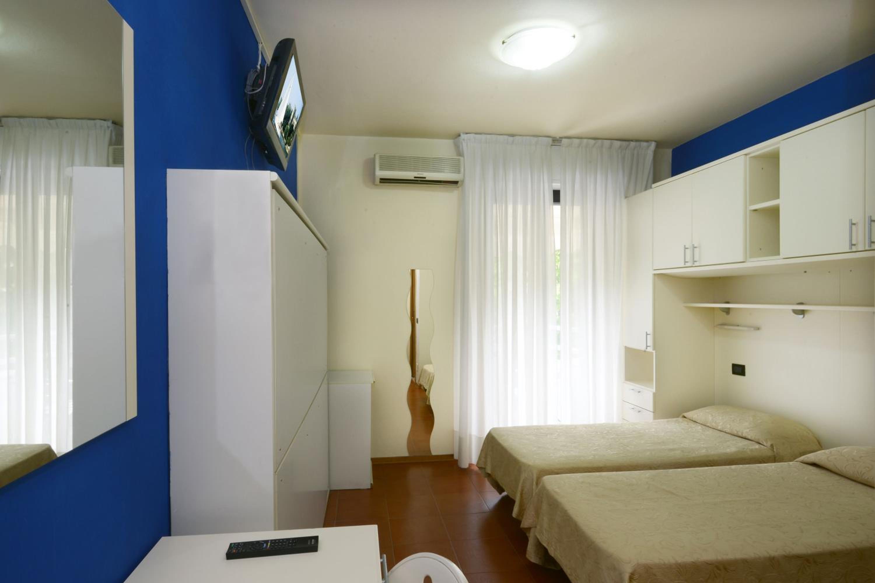 Double Room with Balcony - Photo 2