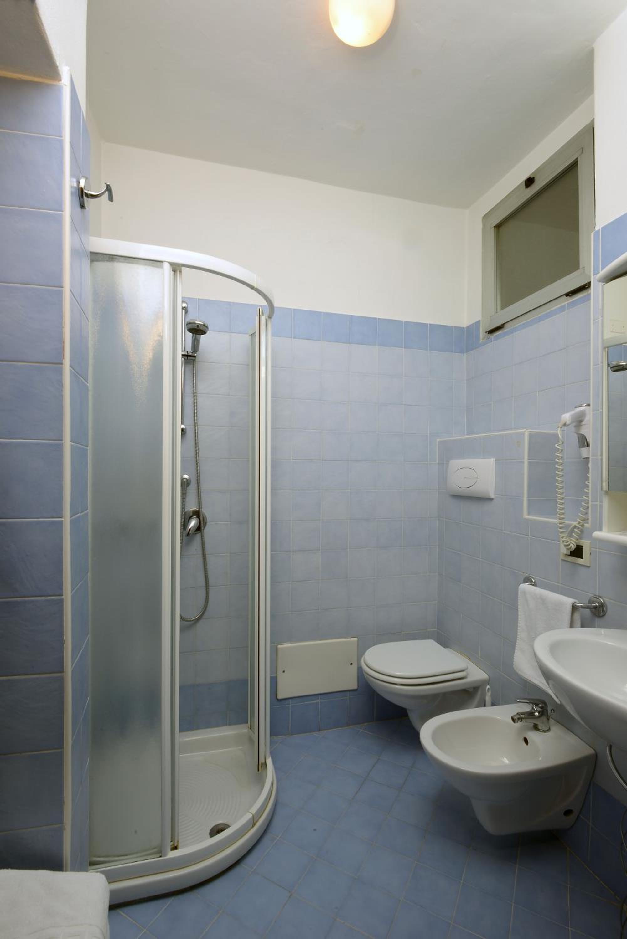 Quadruple Room with Balcony - Photo 7