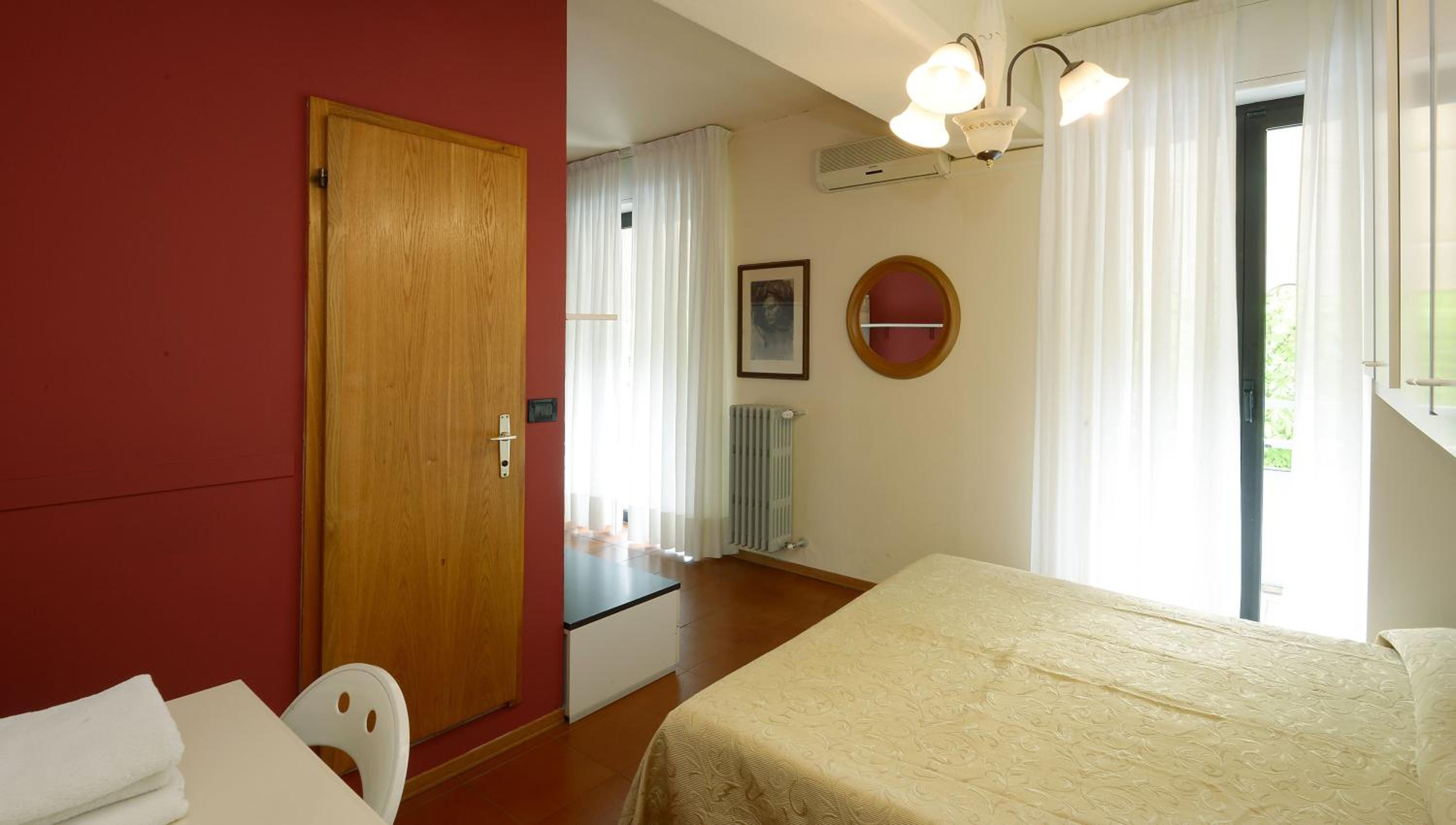Double Room with Balcony - Photo 9