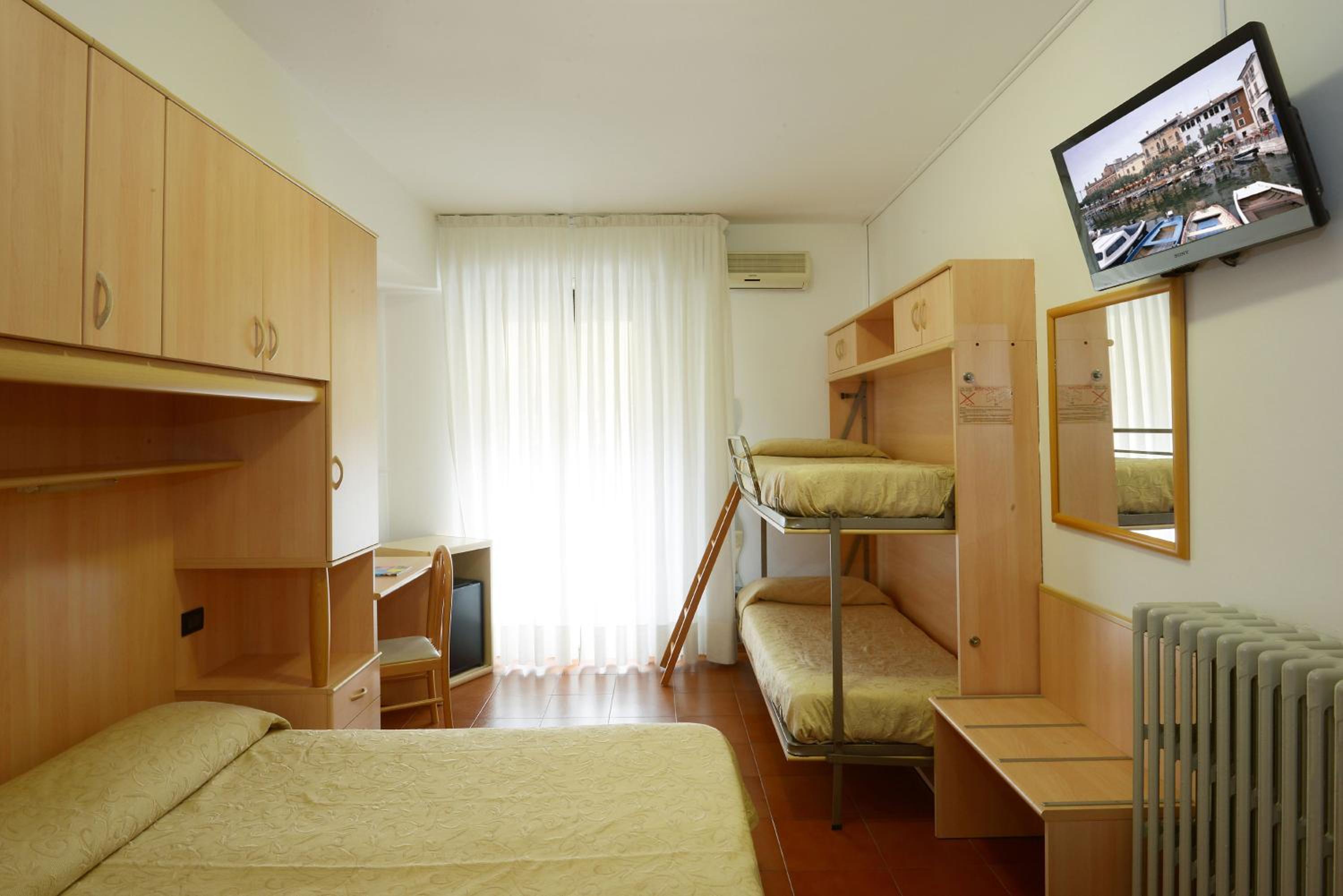 Triple Room with Balcony - Photo 9