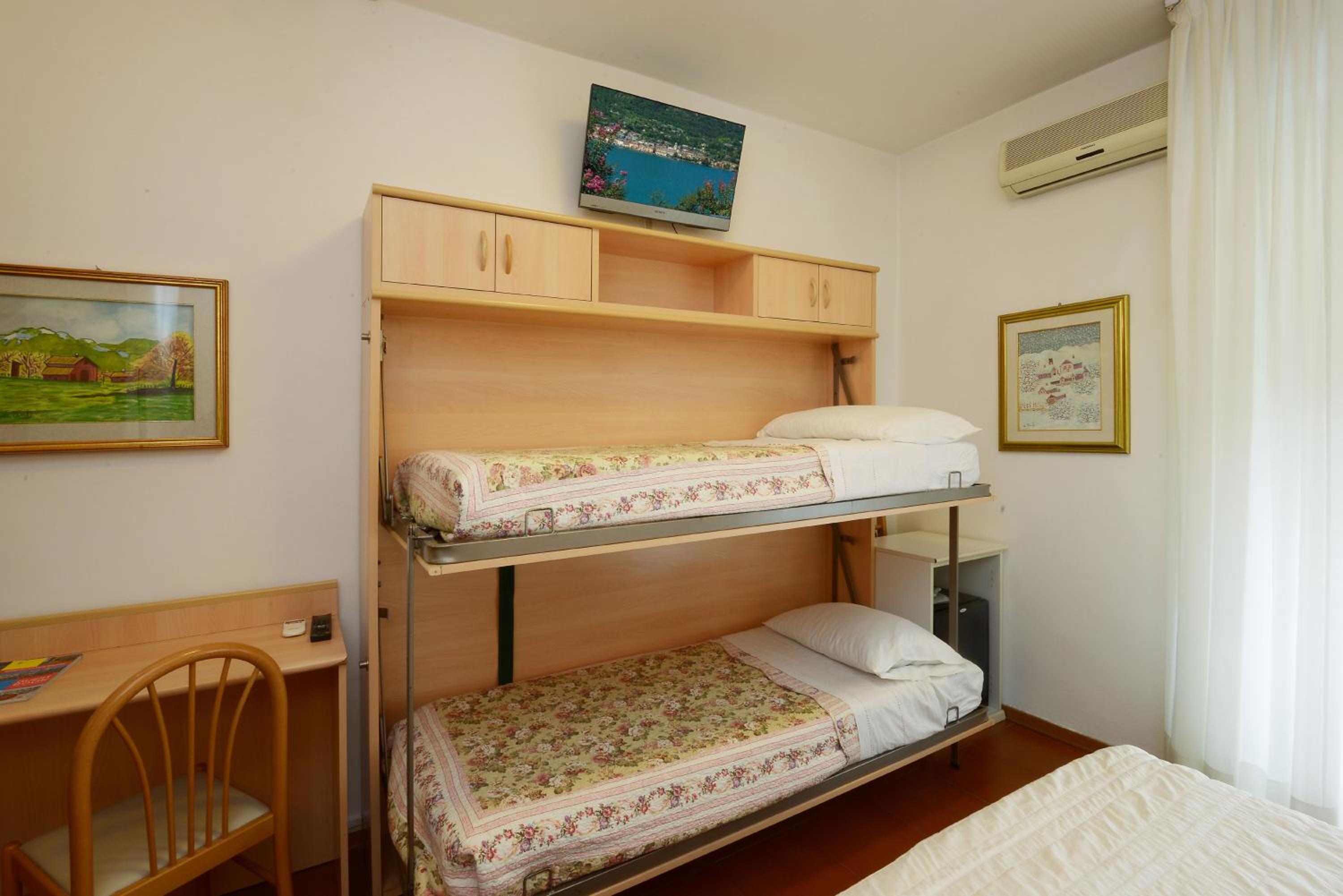 Triple Room with Balcony - Photo 11