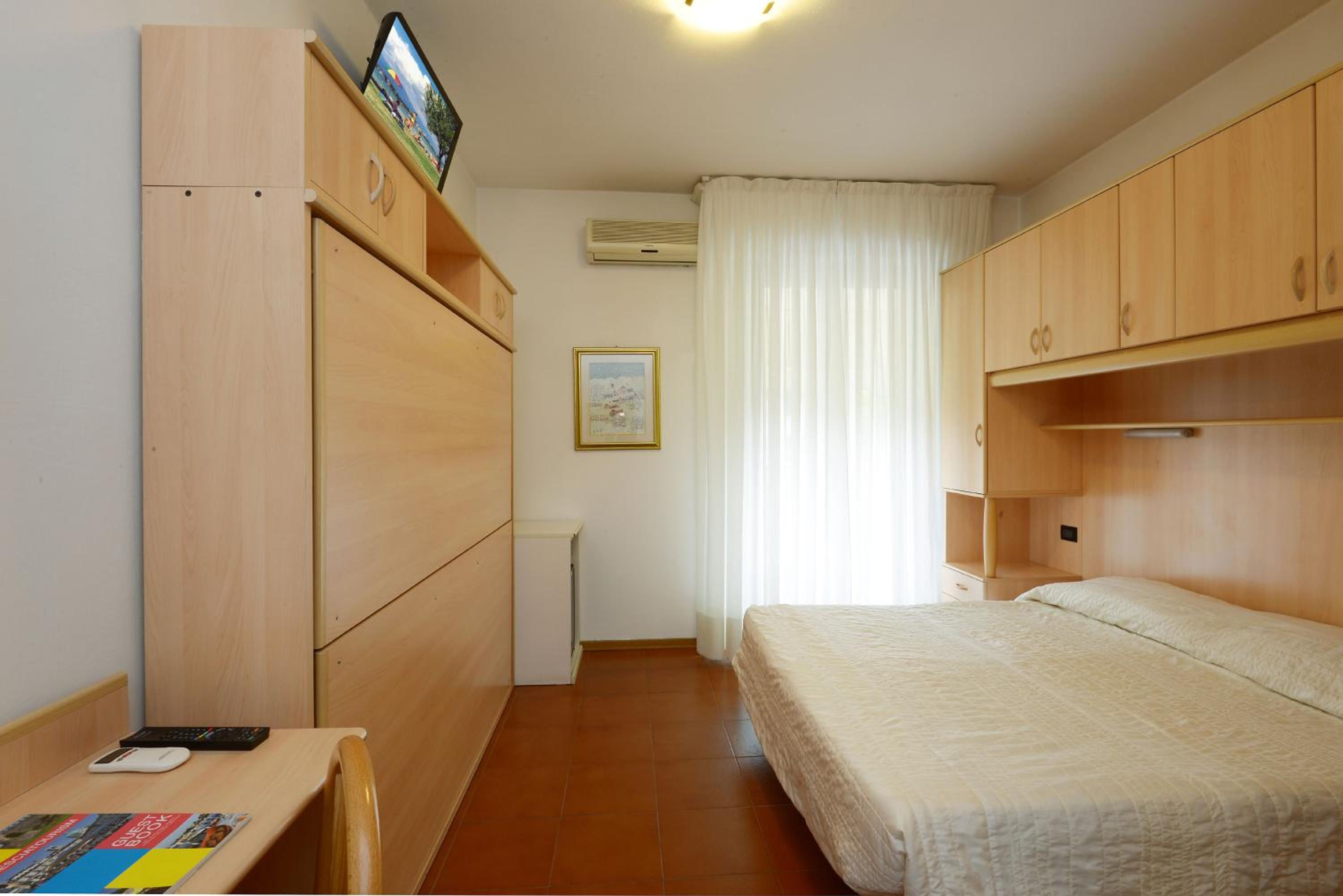 Double Room with Balcony - Photo 6