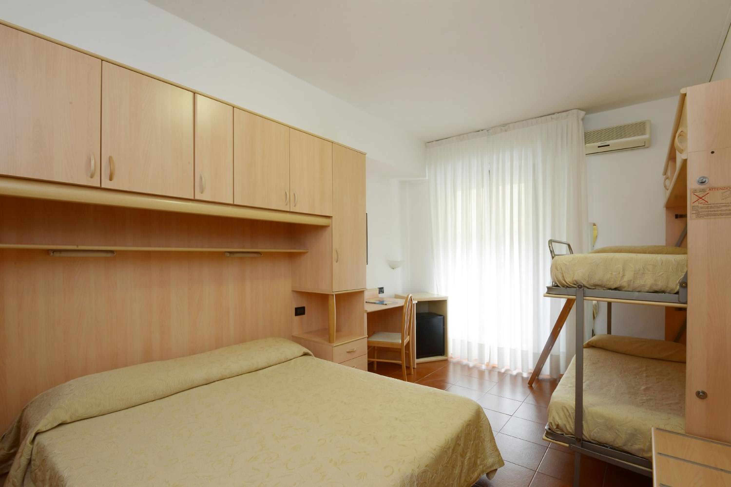 Triple Room with Balcony - Photo 10