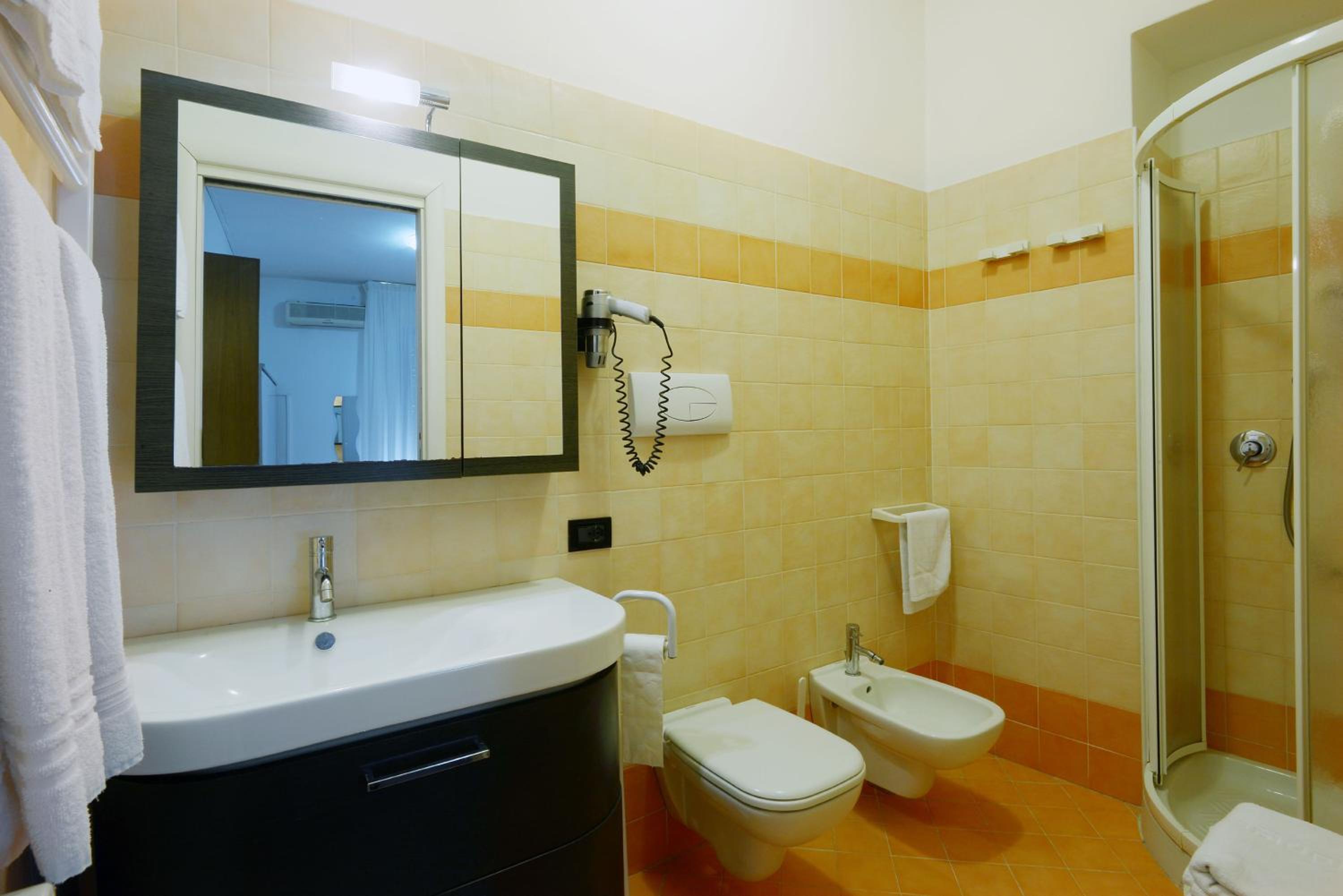 Double Room with Balcony - Photo 8