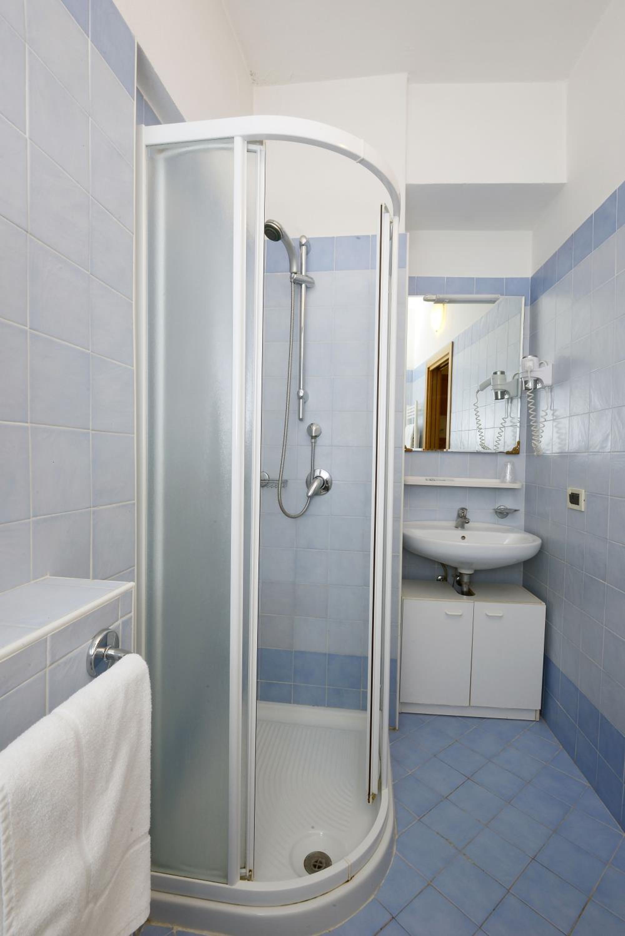 Double Room with Balcony - Photo 4