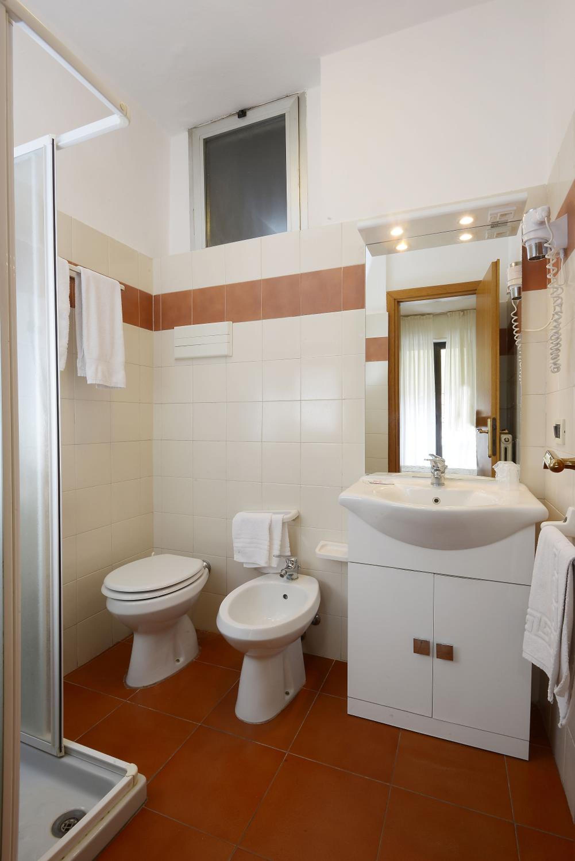 Triple Room with Balcony - Photo 12