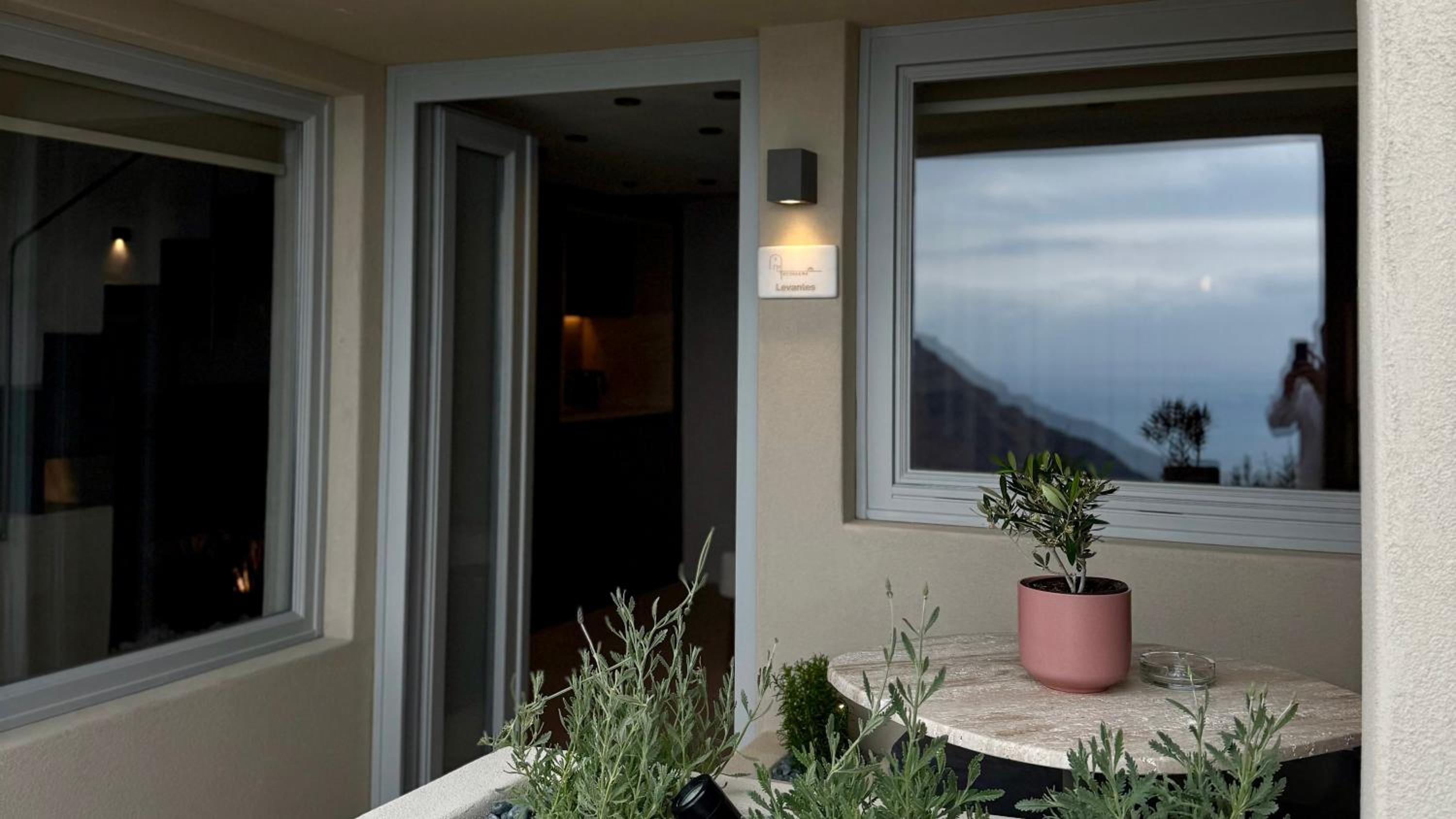 Caldera view apartment with indoor & outdoor hot tub