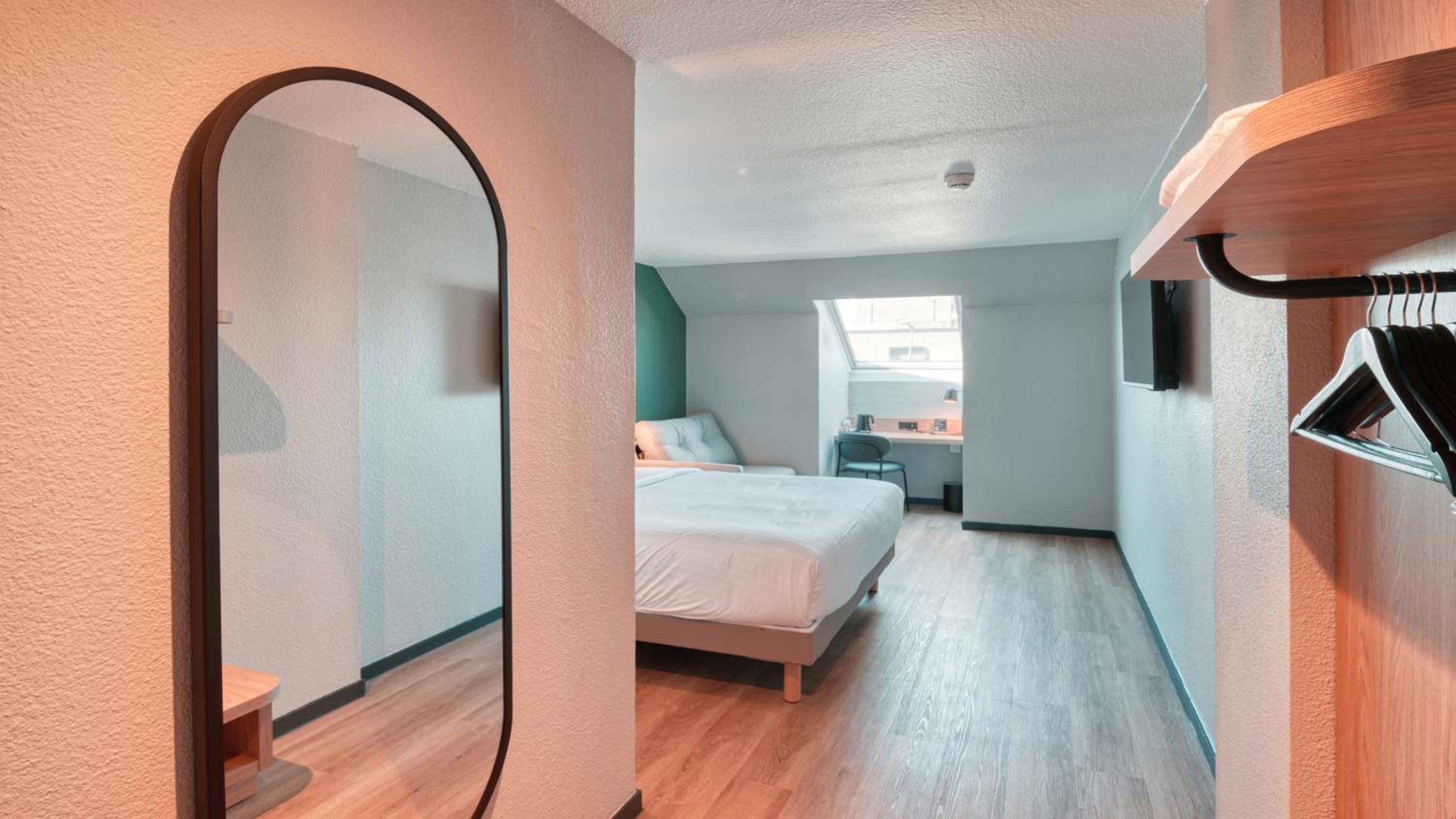 Standard Room - 1 Queen Bed 1 Sofa Bed - Photo 9