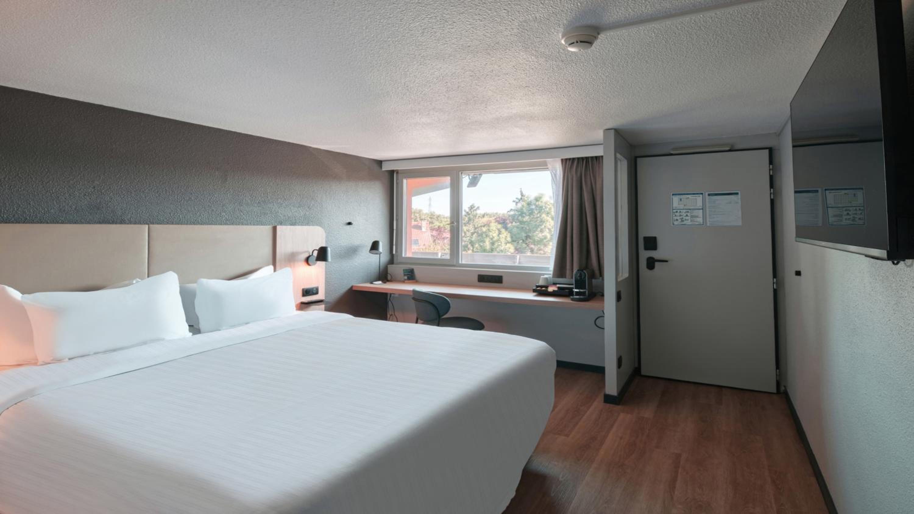 Superior Room - 1 King Bed - Photo 6