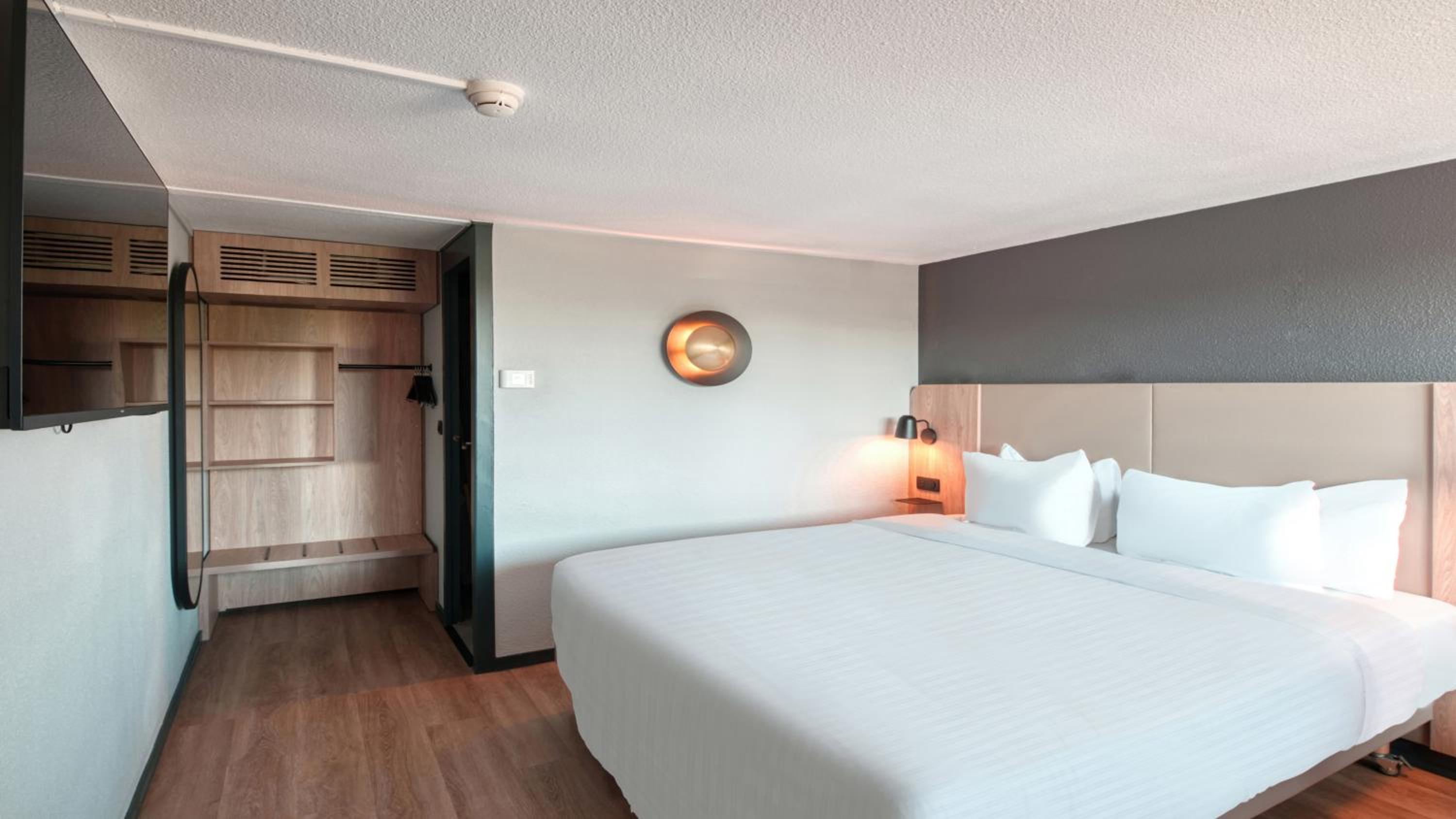Superior Room - 1 King Bed - Photo 5