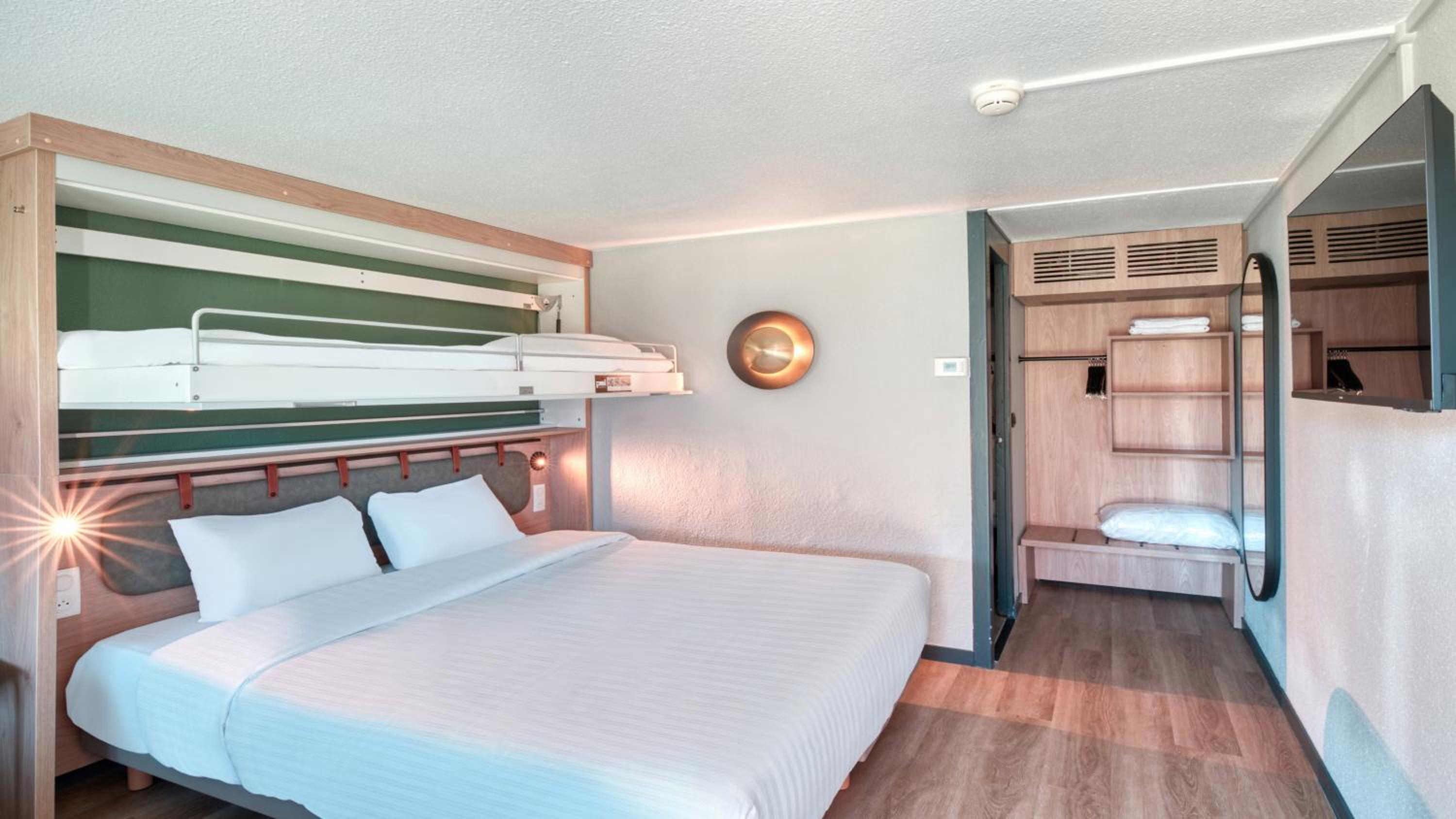 Standard Room - 1 Queen Bed 1 Bunk Bed - Photo 1