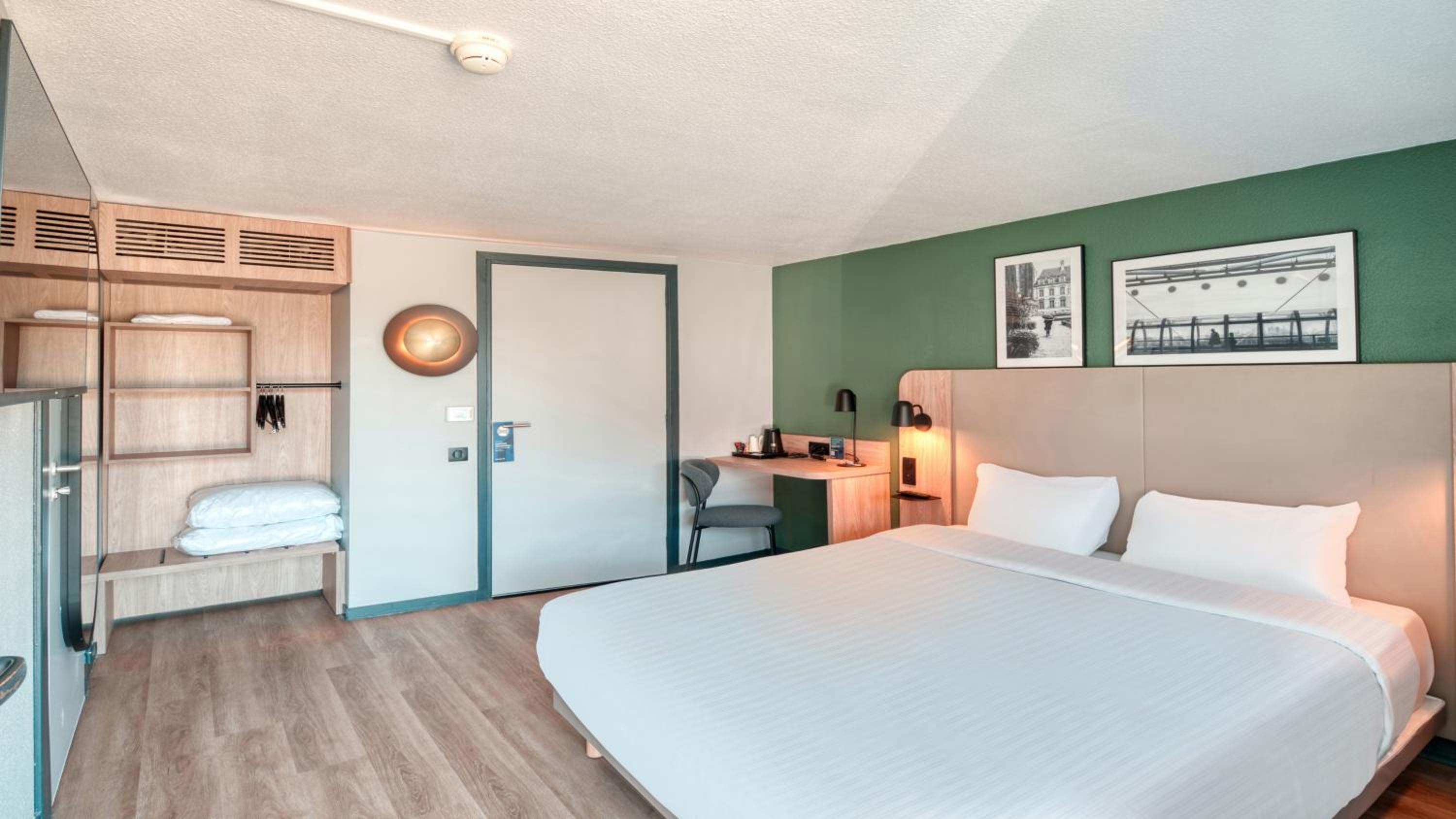 Standard Room - 1 Queen Bed - Photo 7