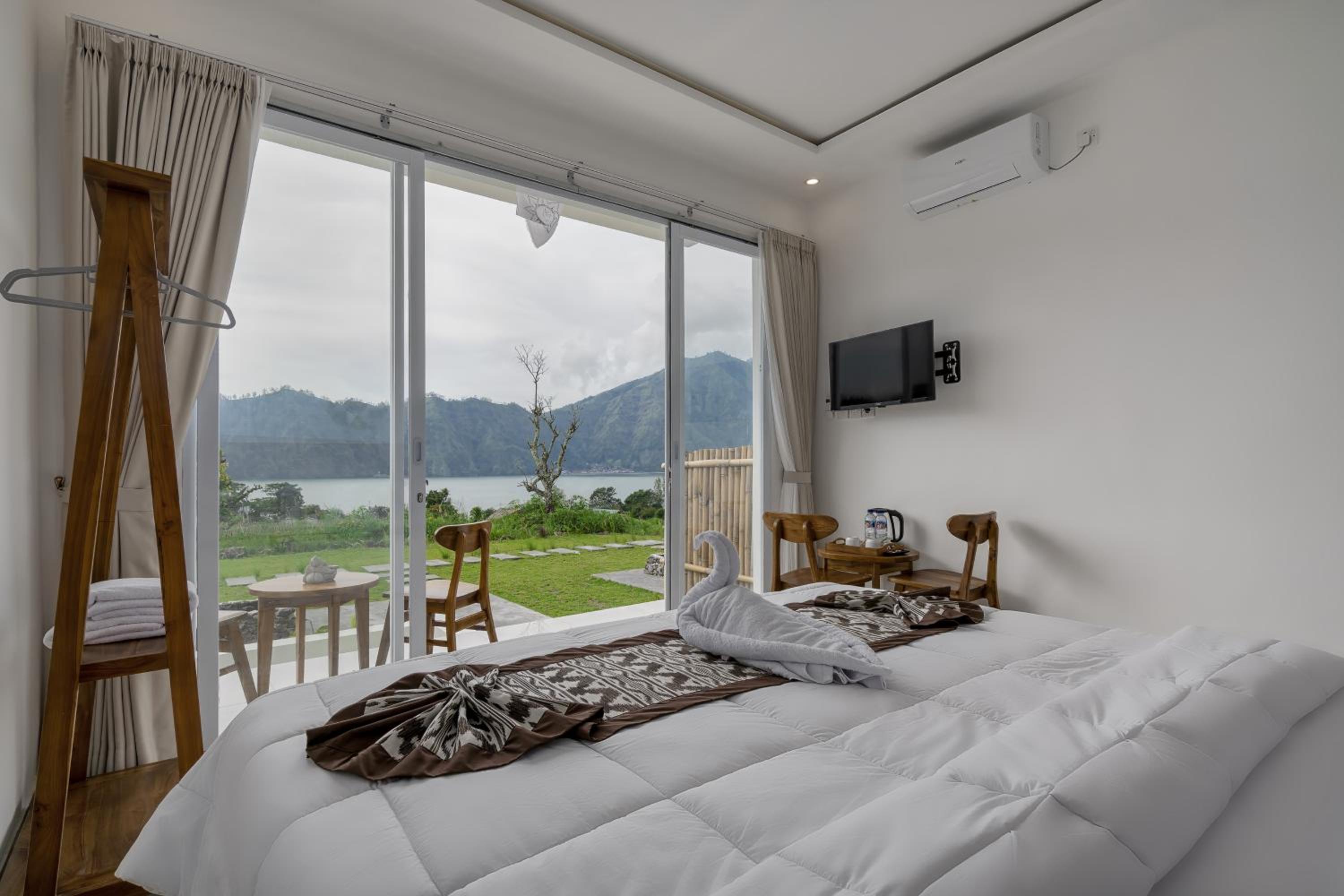 Double Room with Lake View photo 2