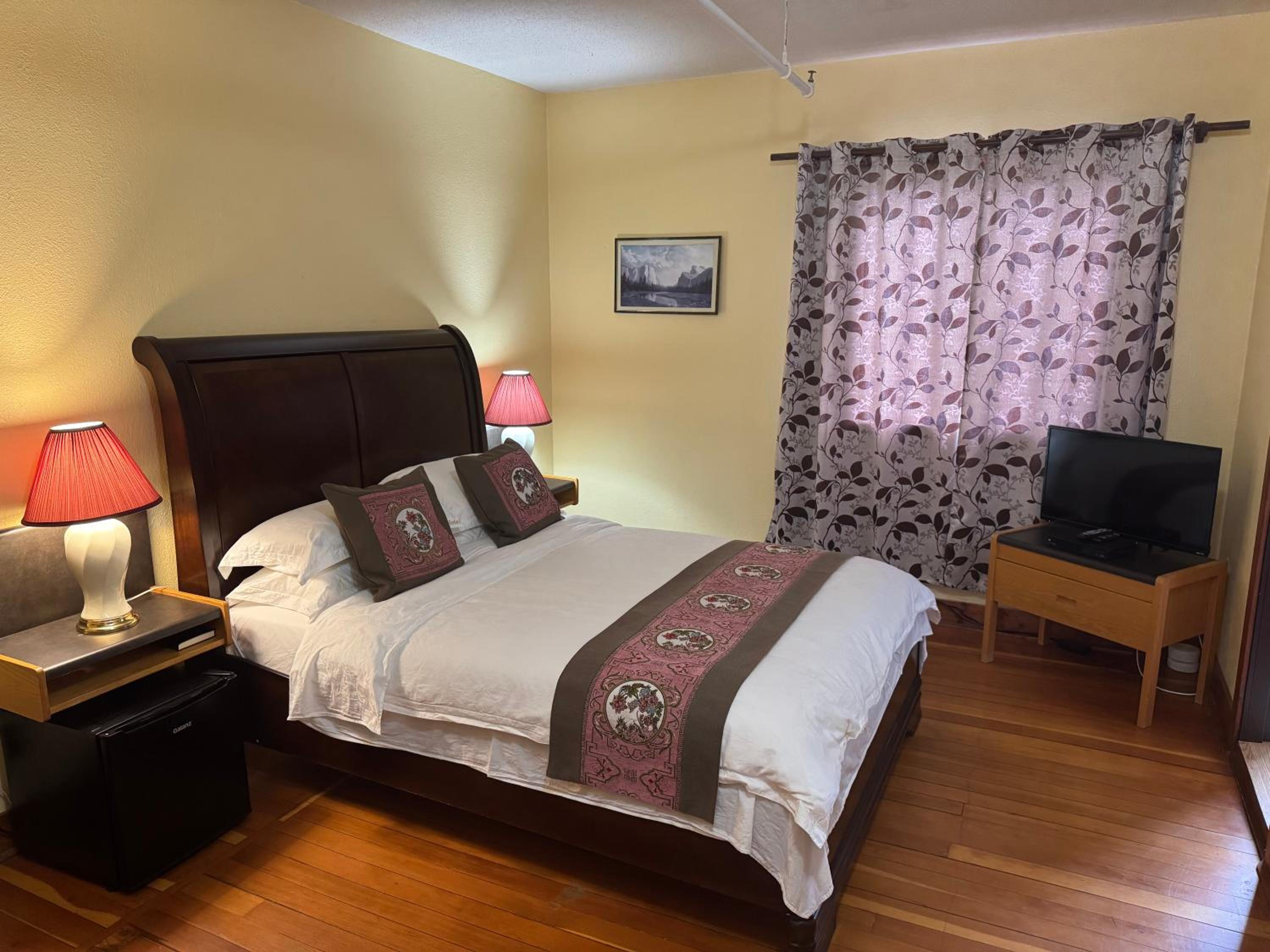Deluxe Queen Room