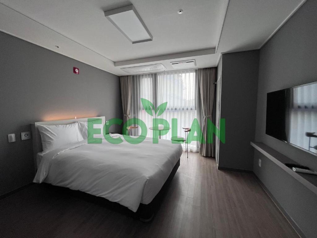 [Eco Plan - Non Refundable] Handicapped Double - No Cleaning Service Included during stay