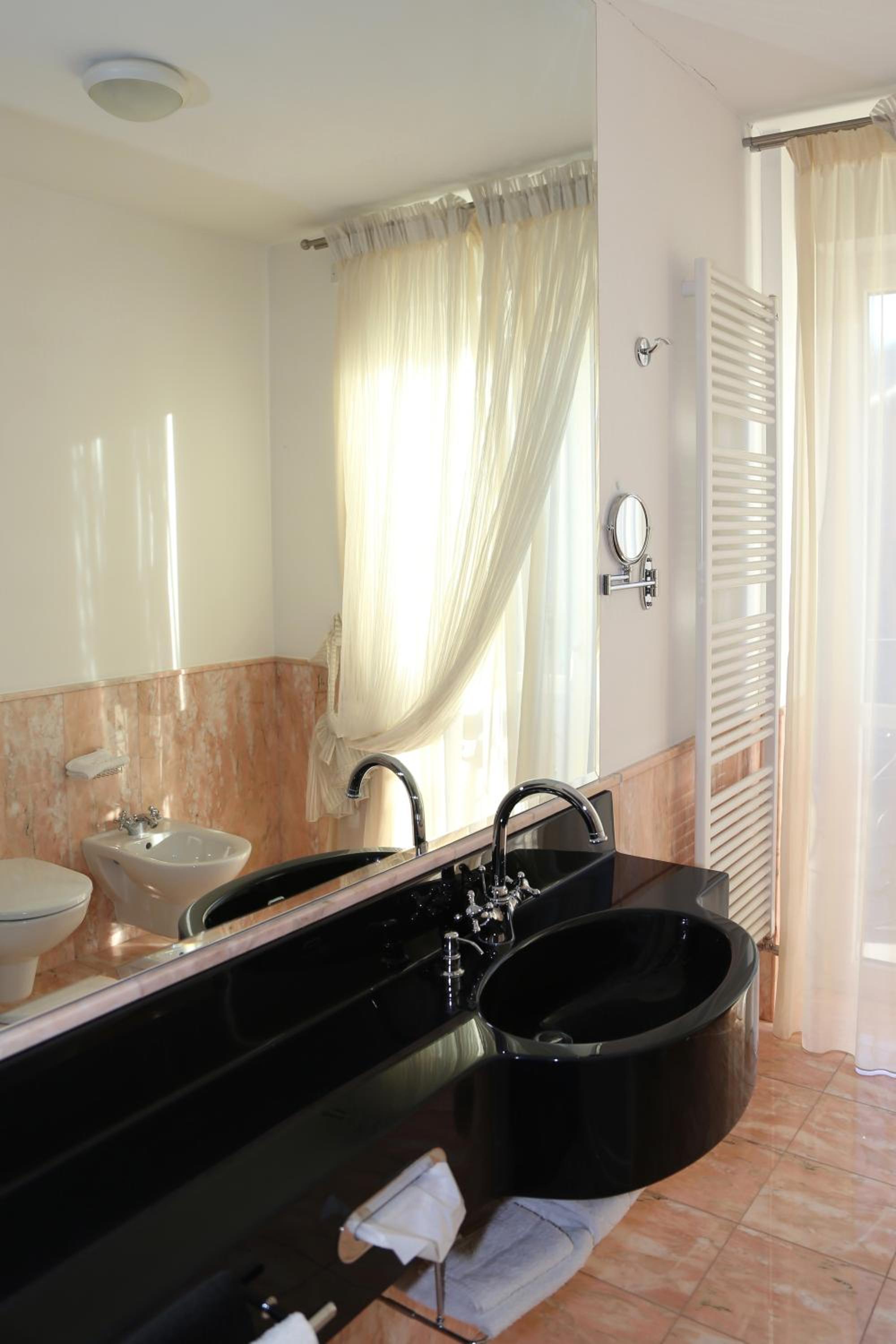 Double Room - Photo 5