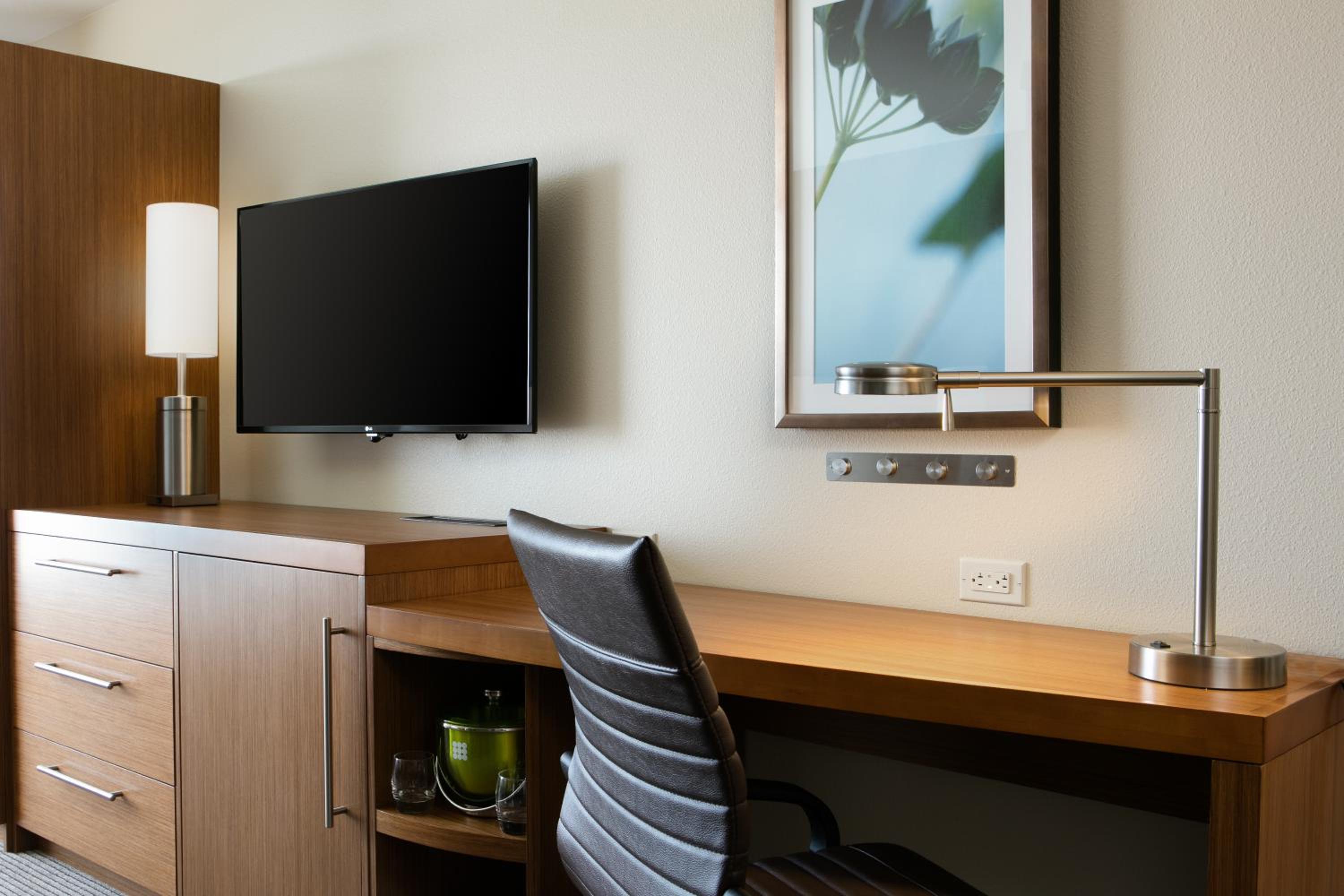 King Room with Sofa Bed and Accessible Tub - Disability Access photo 2