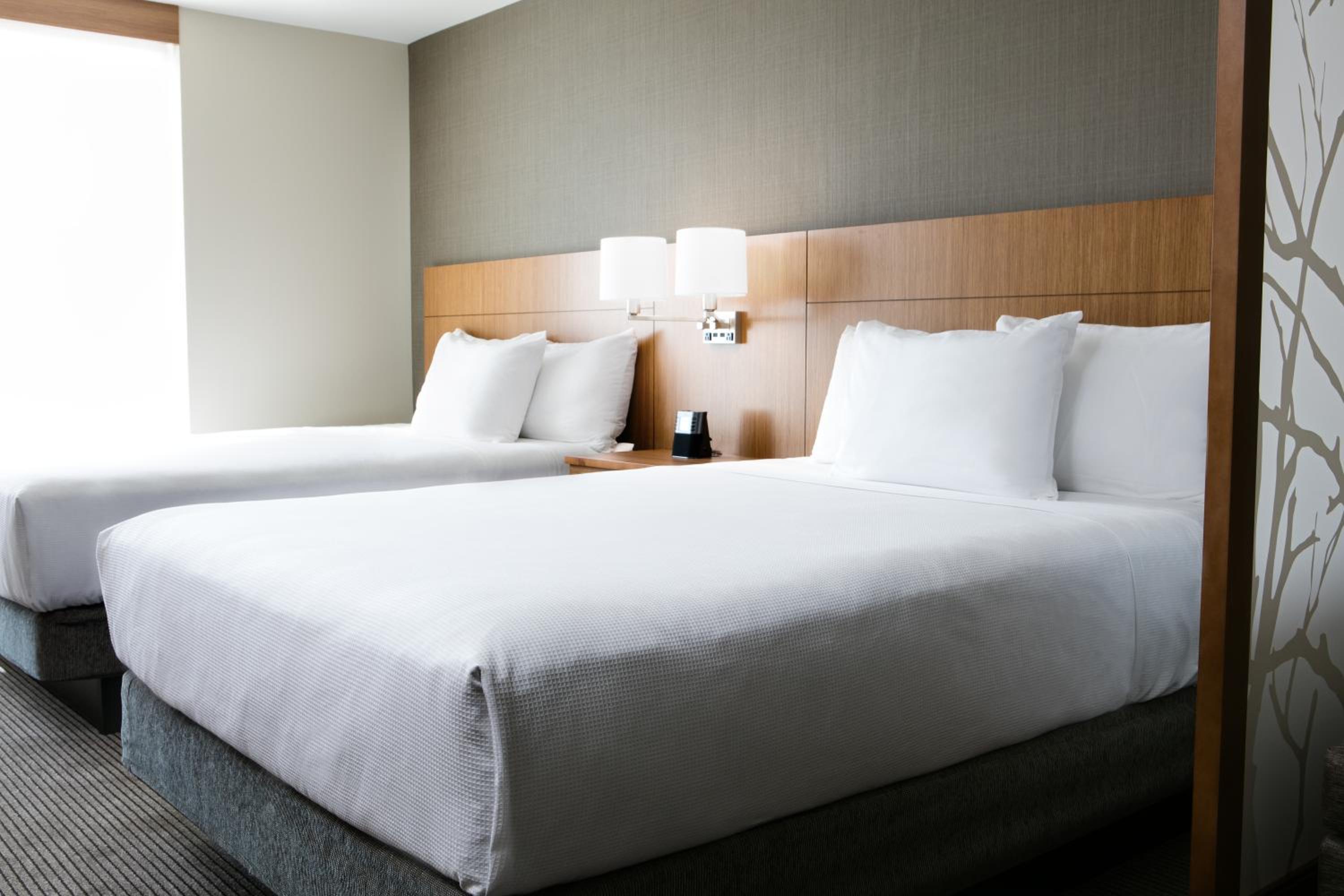 Queen Room with Two Queen Beds and Sofa Bed photo 3
