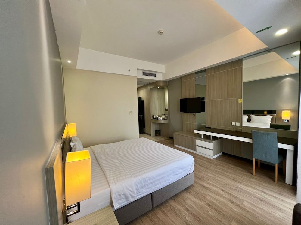 Deluxe Room, 1 King Bed - Photo 5