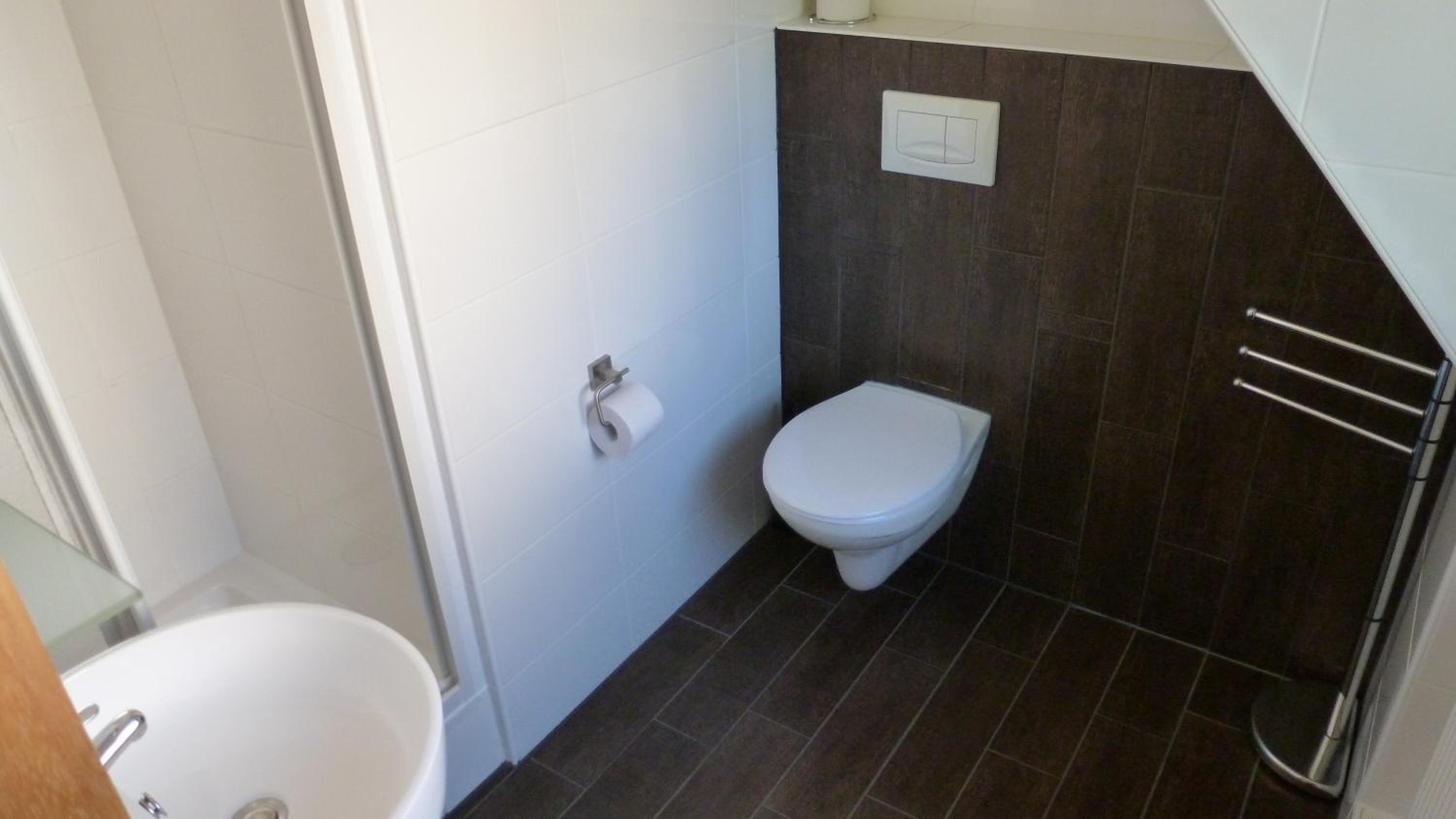 Twin Room with Private Bathroom - Photo 4