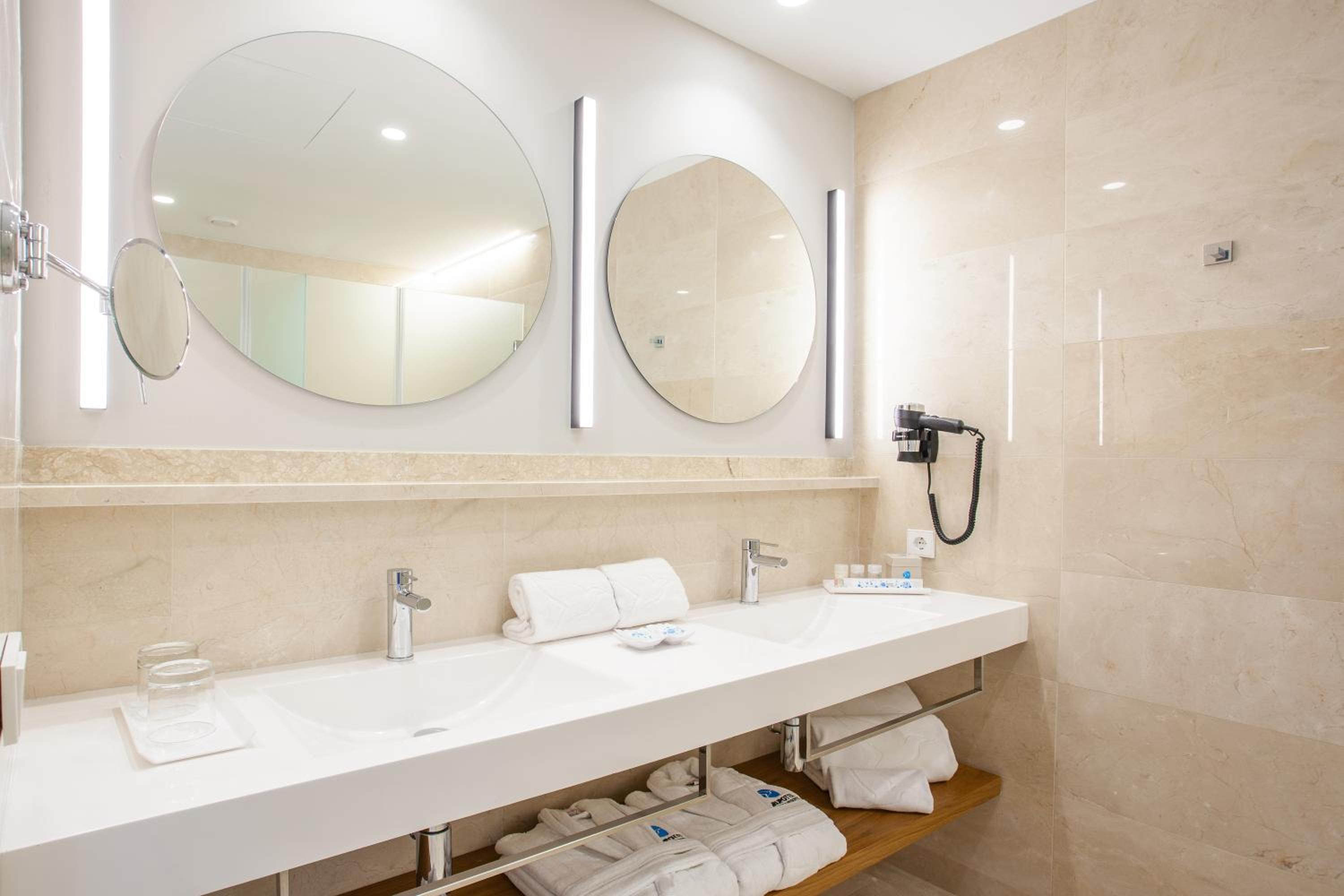 Junior Suite with Prestige (1 Adult) - Photo 1