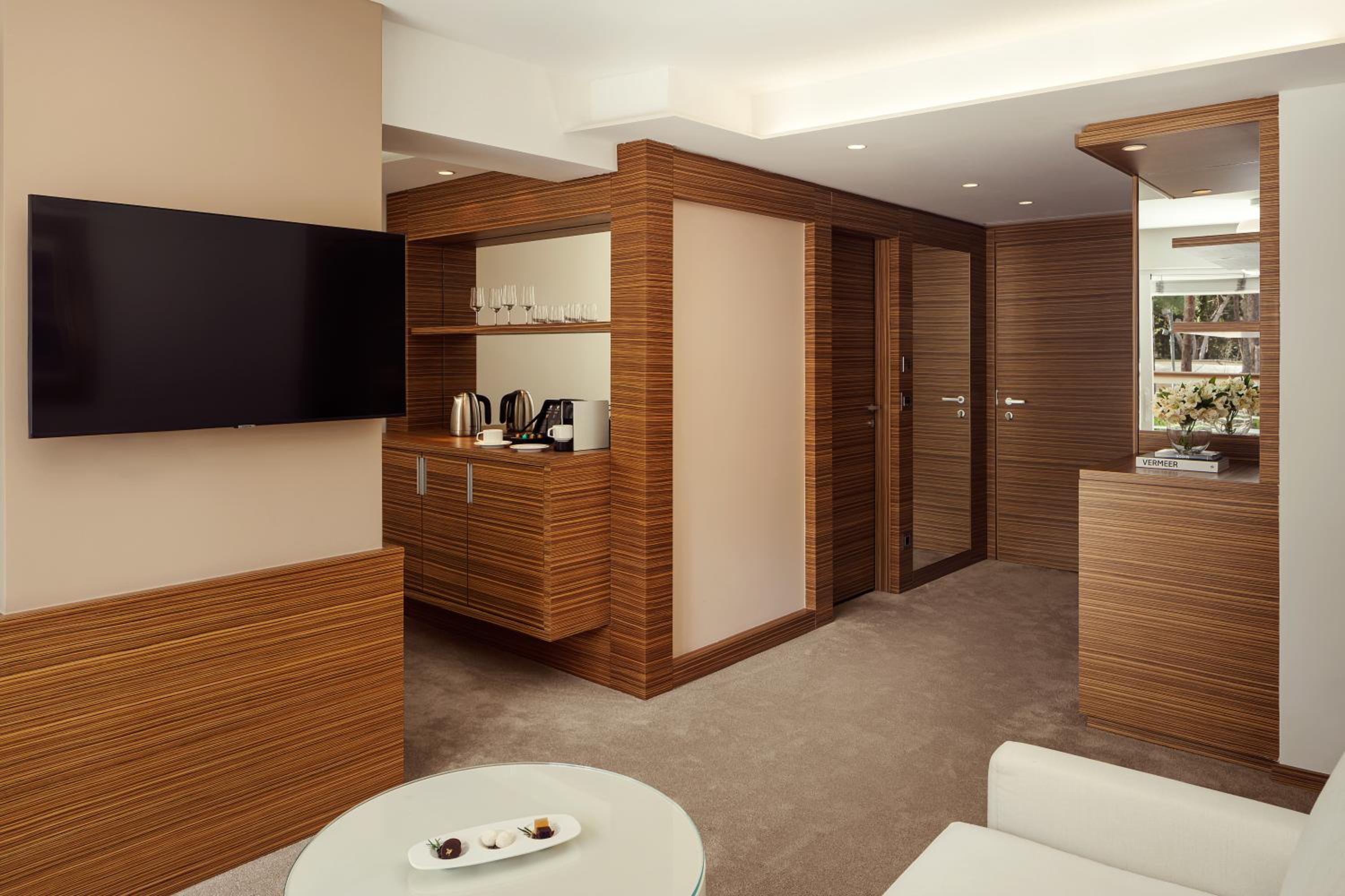 Junior Suite with Balcony and Sea Side photo 2