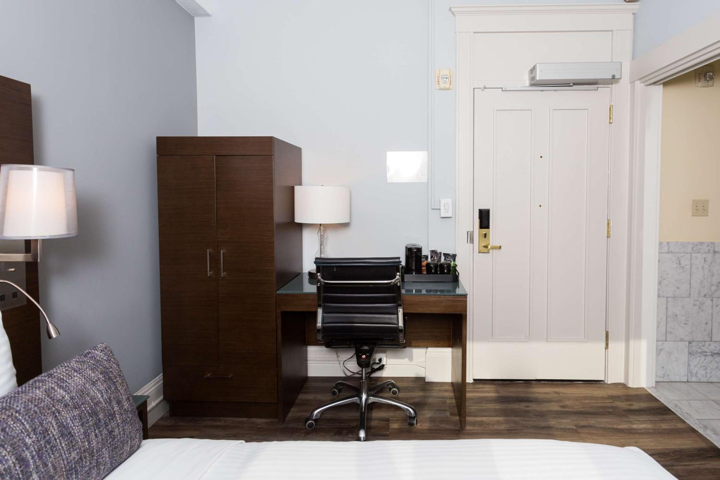 Single Room with Work Desk - Non-Smoking photo 3