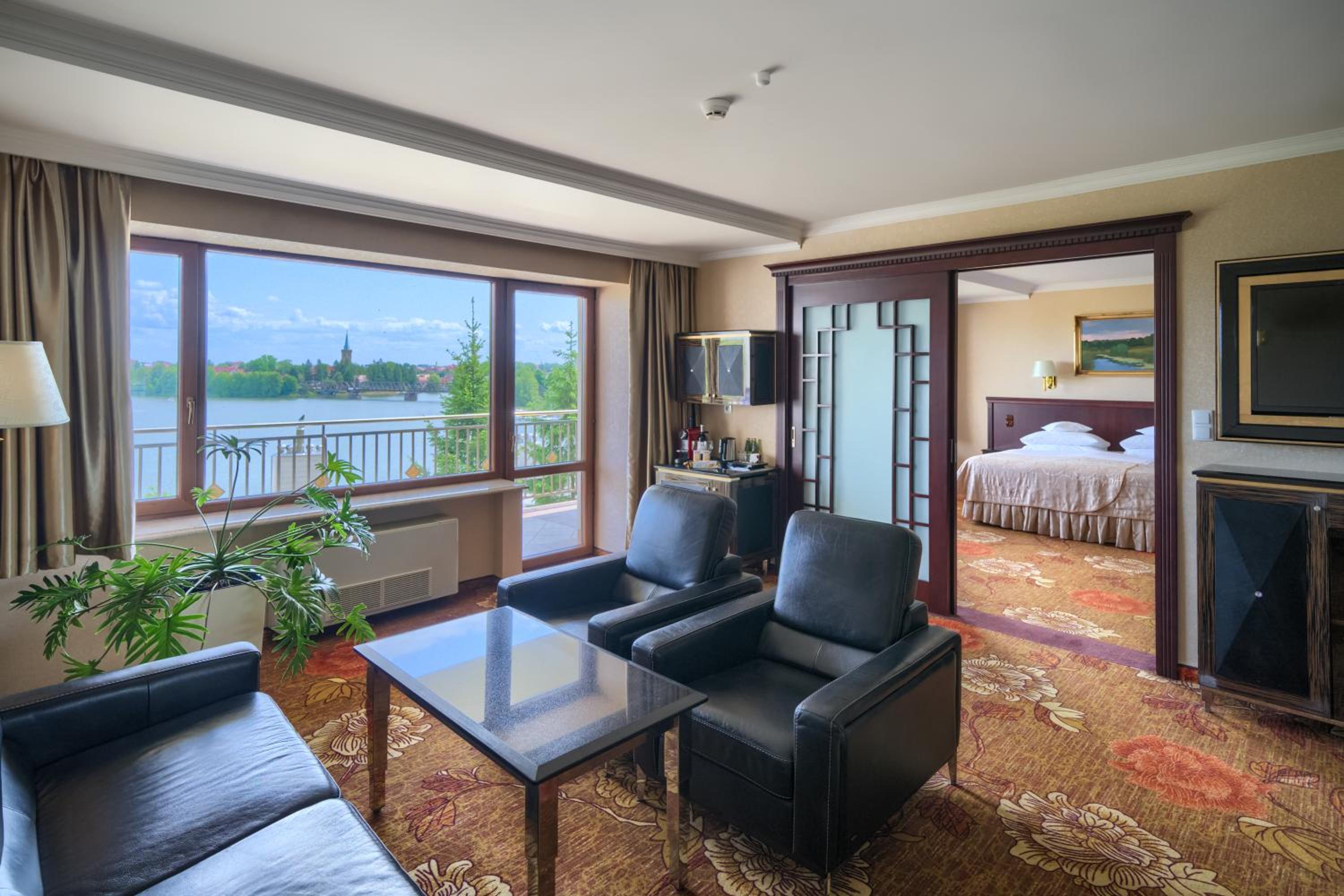 One-Bedroom Apartment with Lake View photo 2
