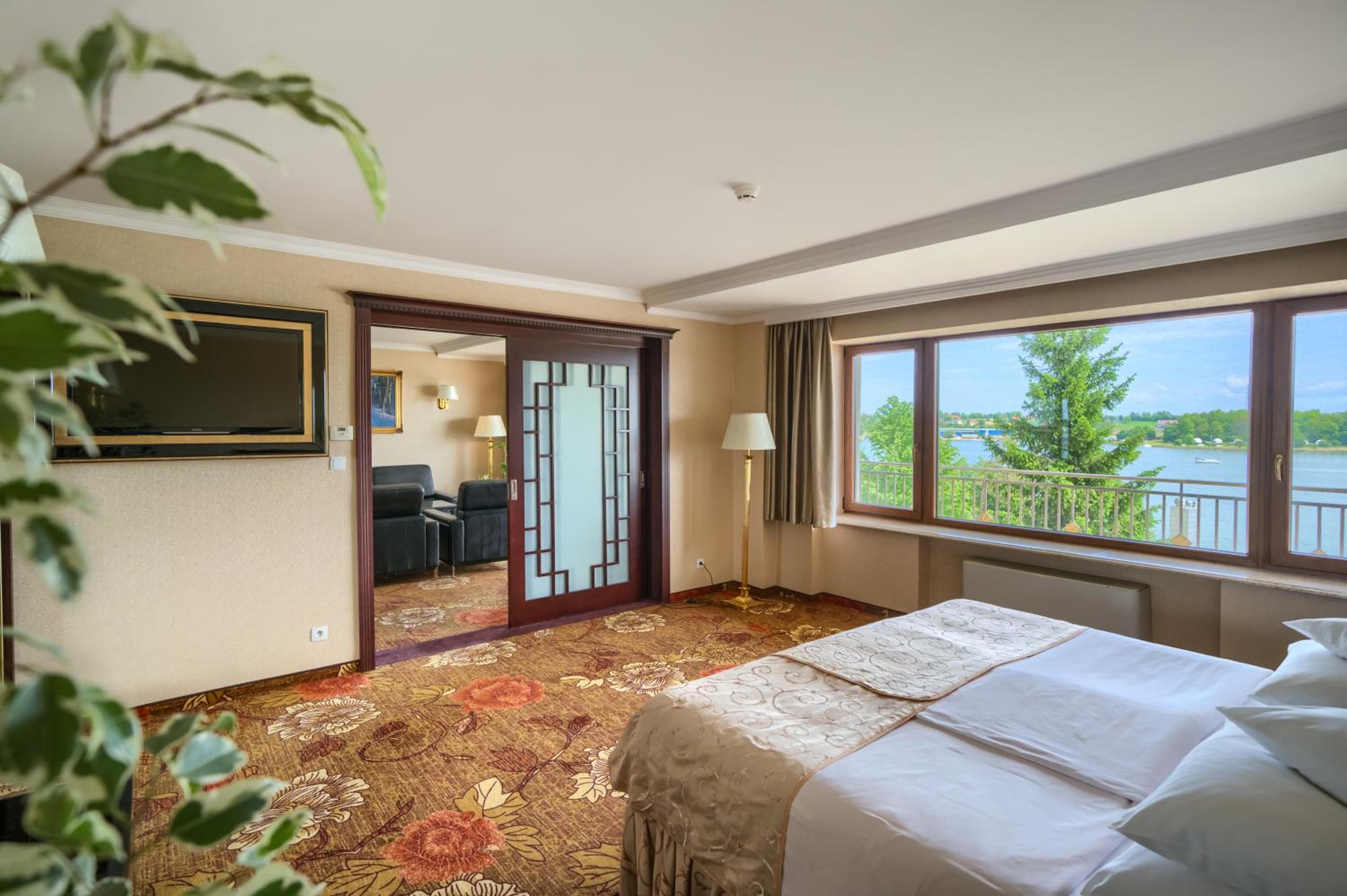 One-Bedroom Apartment with Lake View photo 3