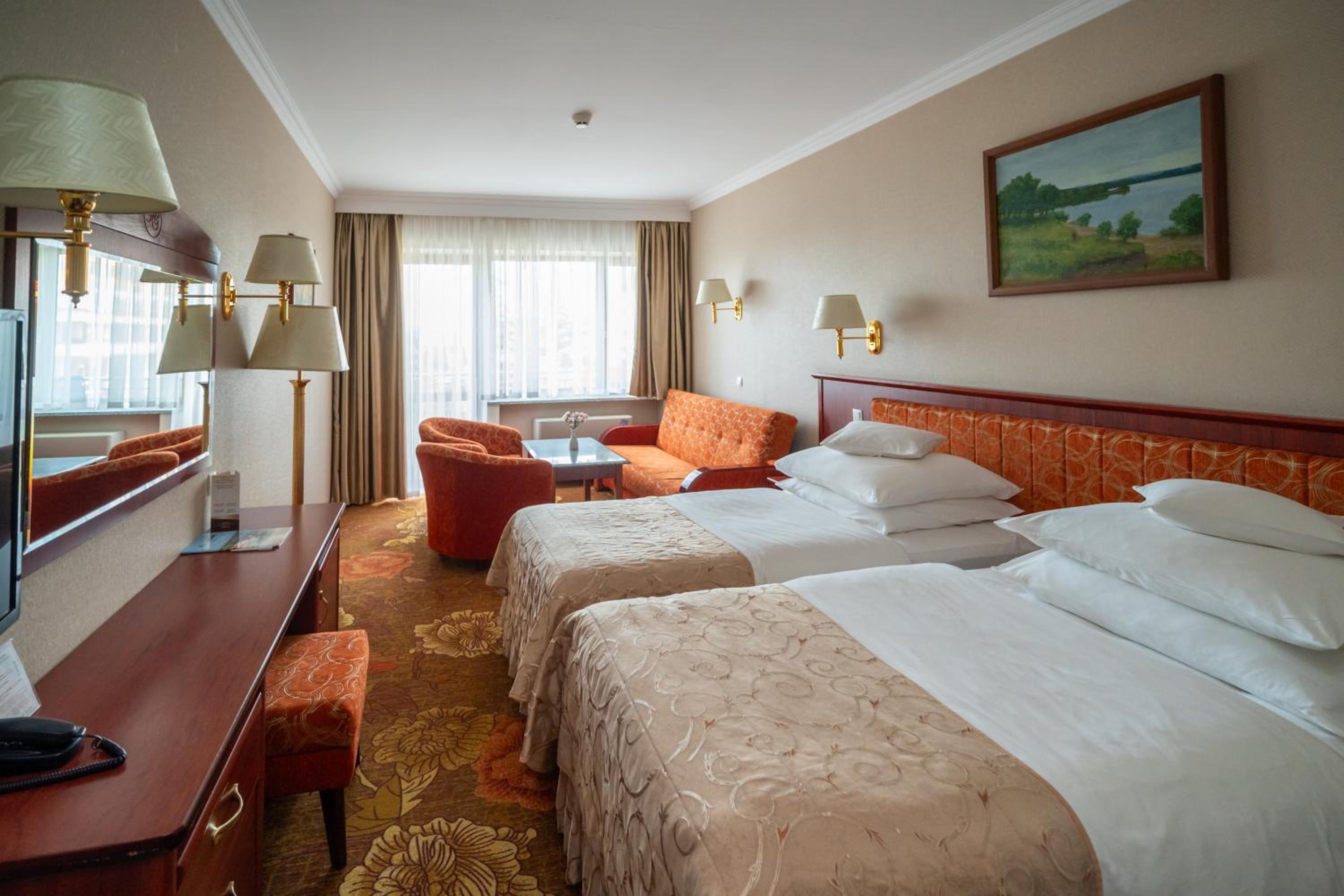 Twin Room with Lake View - Photo 3