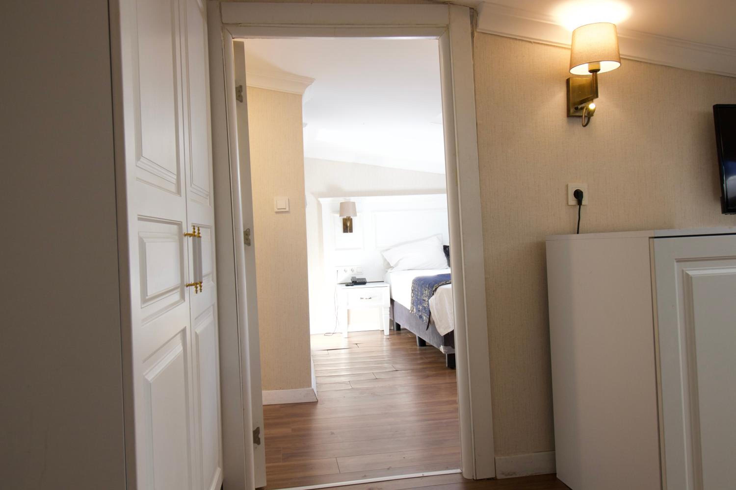 Quadruple Room with Shared Bathroom photo 3