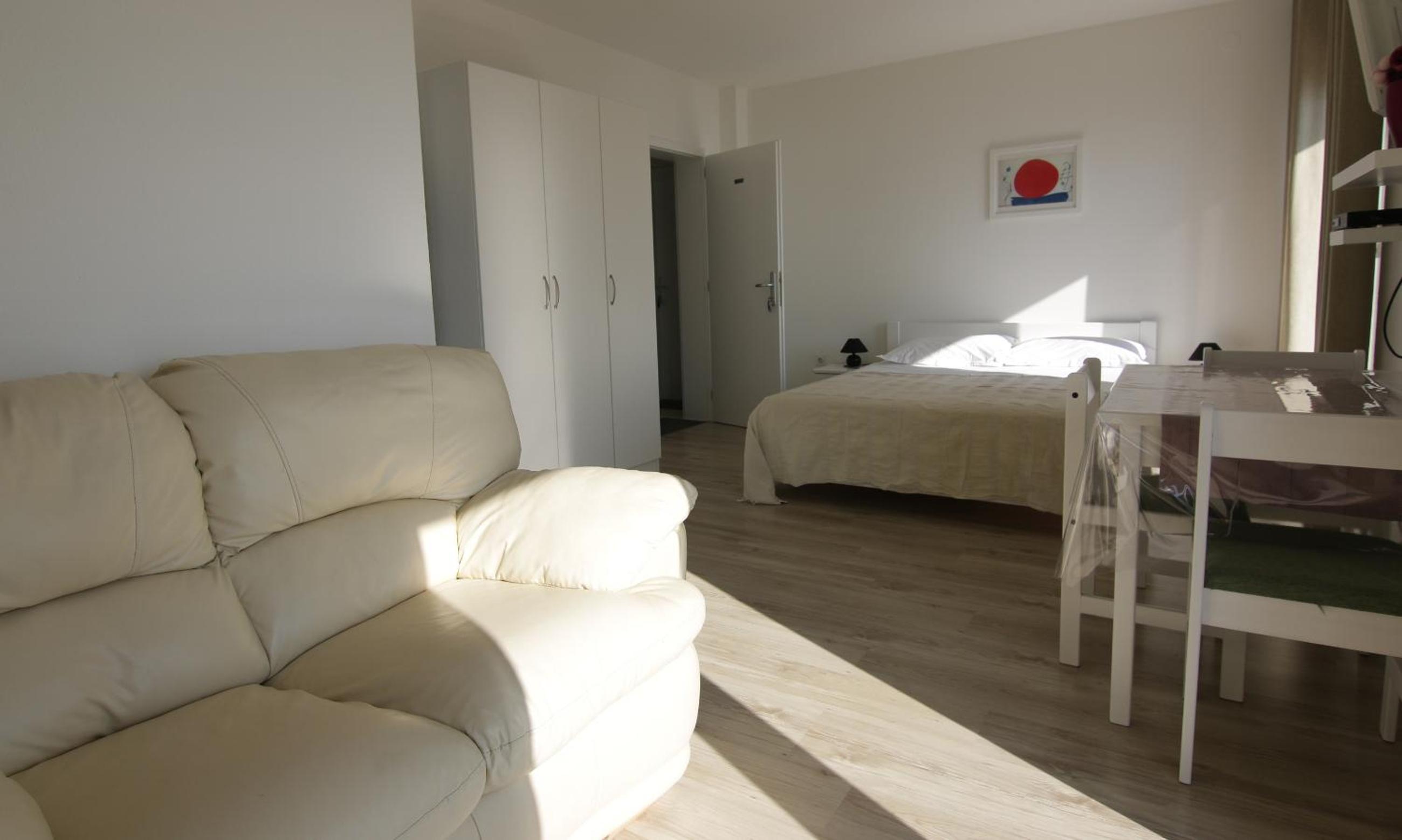 Apartment with Balcony - Photo 5