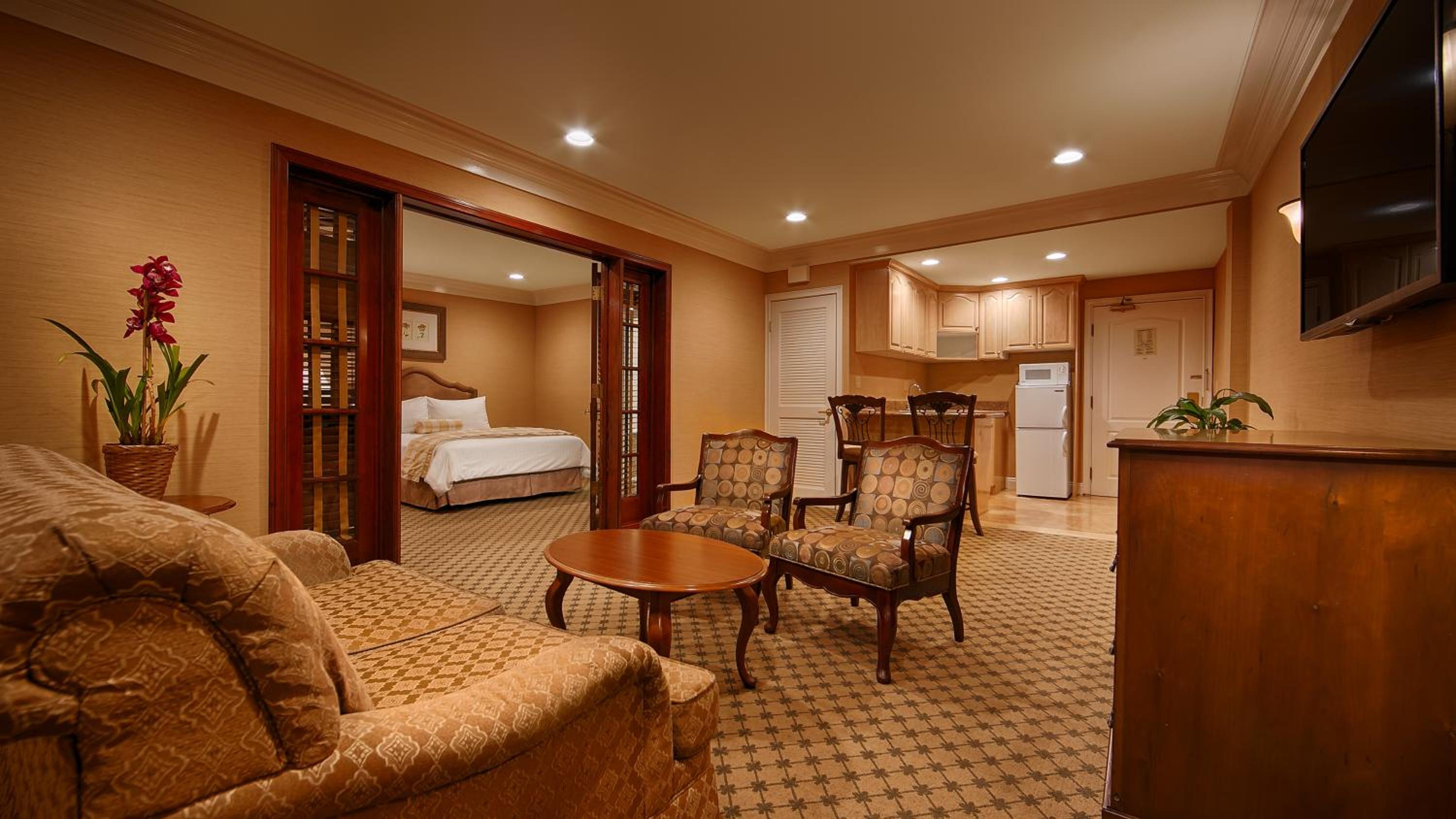 Queen Suite with Two Queen Beds and Jacuzzi - Non-Smoking