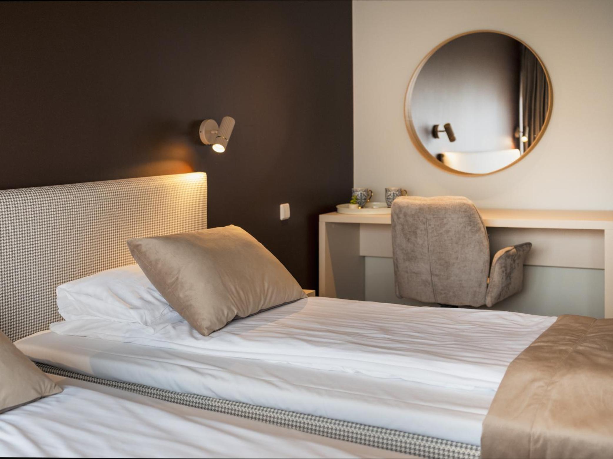 Standard Double or Twin Room - Photo 10