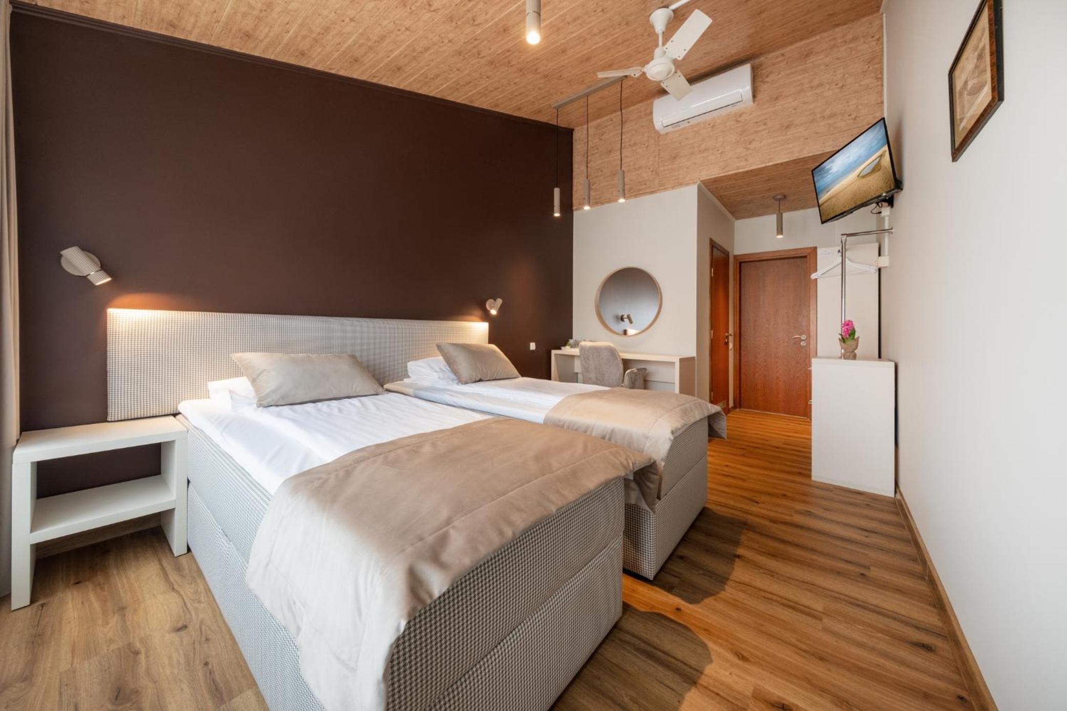 Standard Double or Twin Room - Photo 9