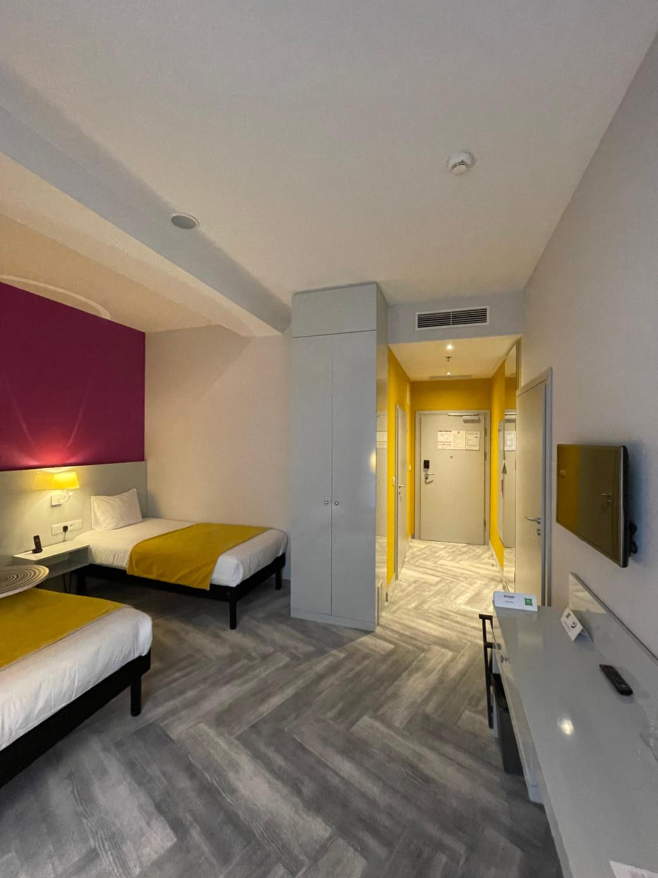 Room - Mobility Accessible photo 2