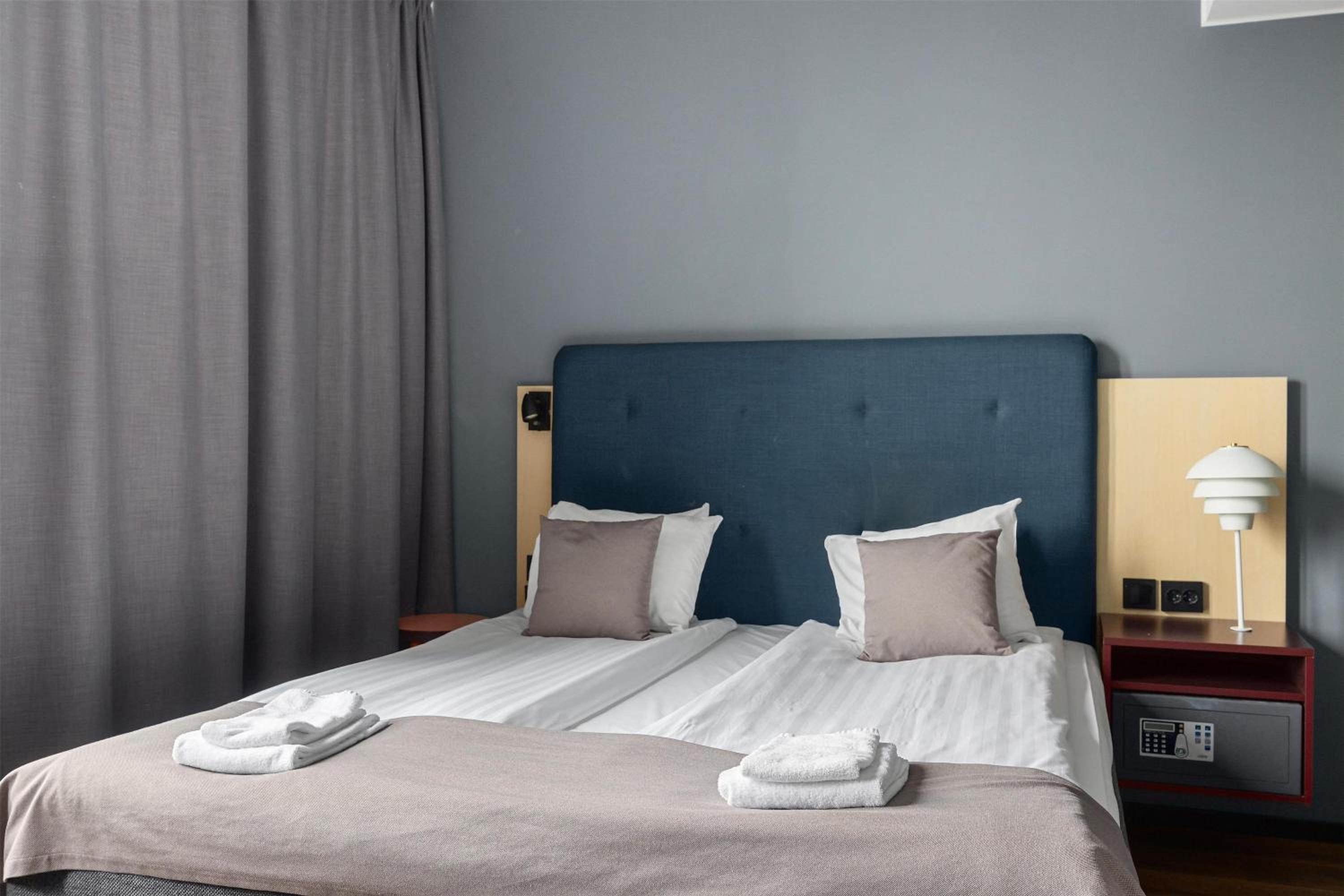 Family Studio with One King and Two Single Beds - Non-Smoking photo 1