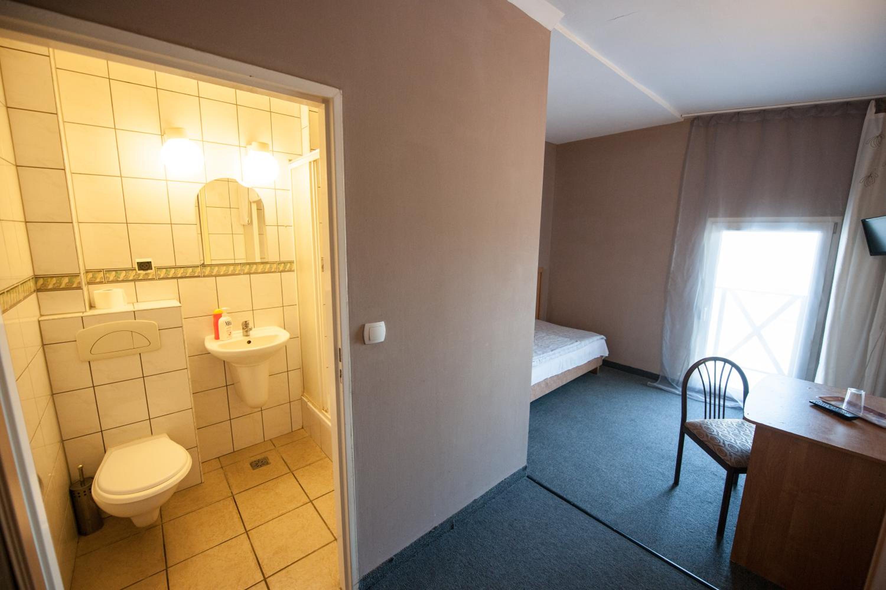 Double Room with Private Bathroom photo 2