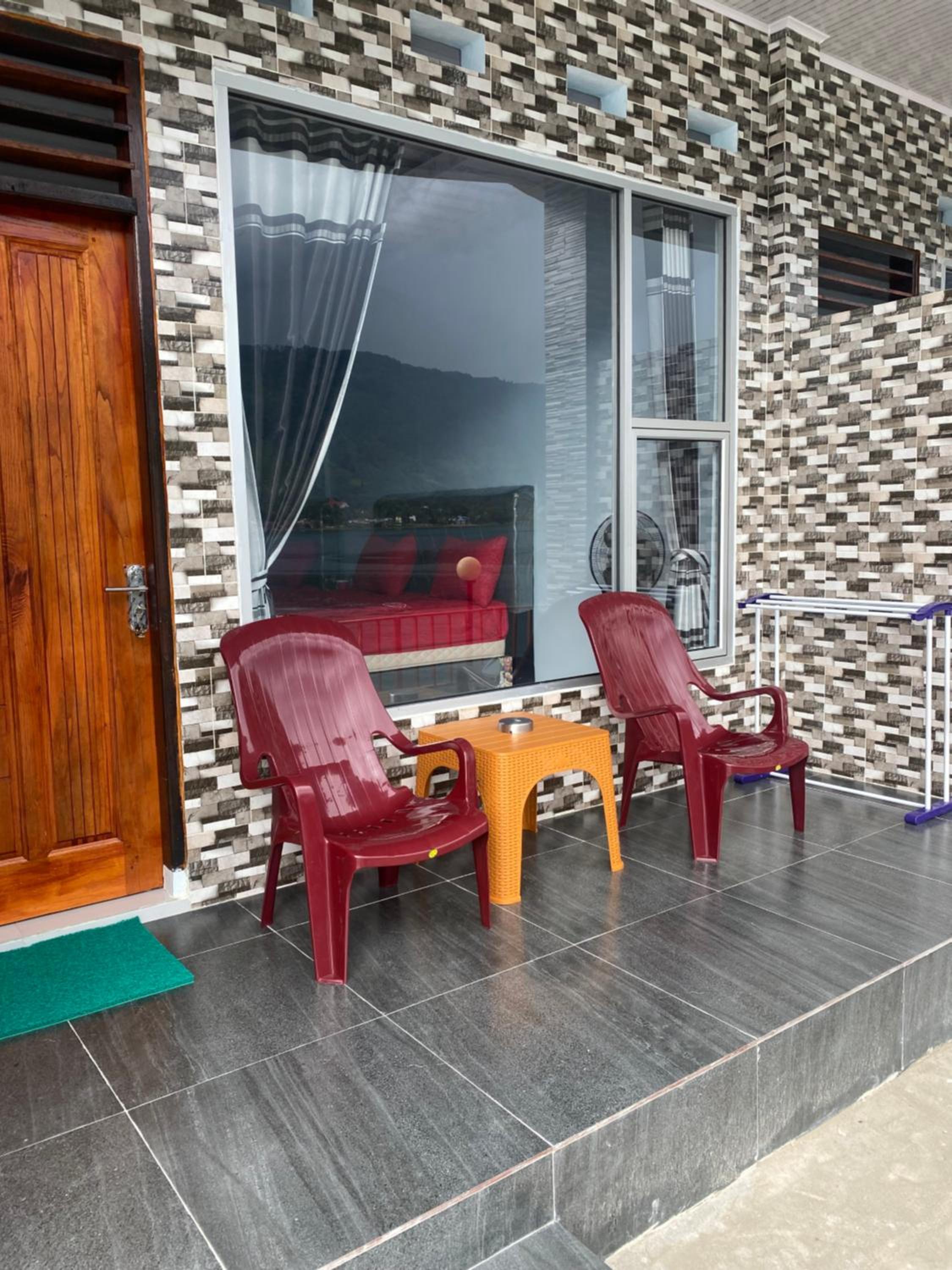 Family Room with Lake View - Photo 3