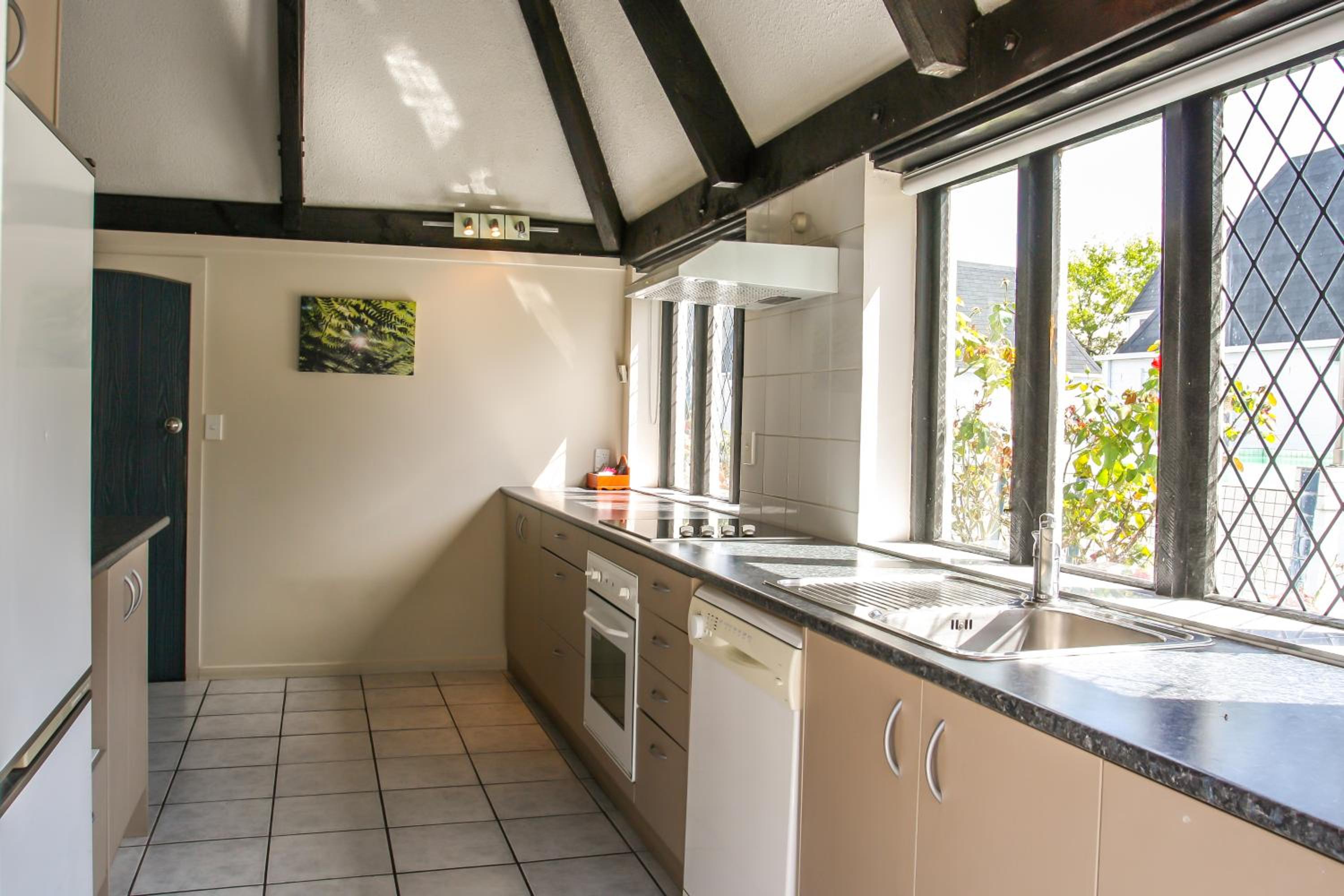 Four-Bedroom Apartment - Photo 4
