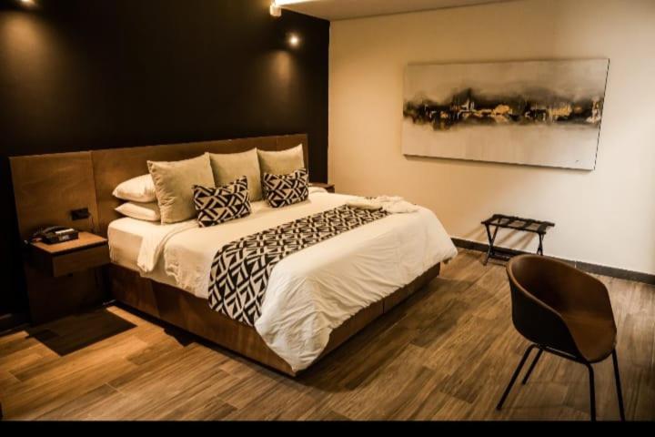 Junior King Suite - Non-Smoking - Photo 2