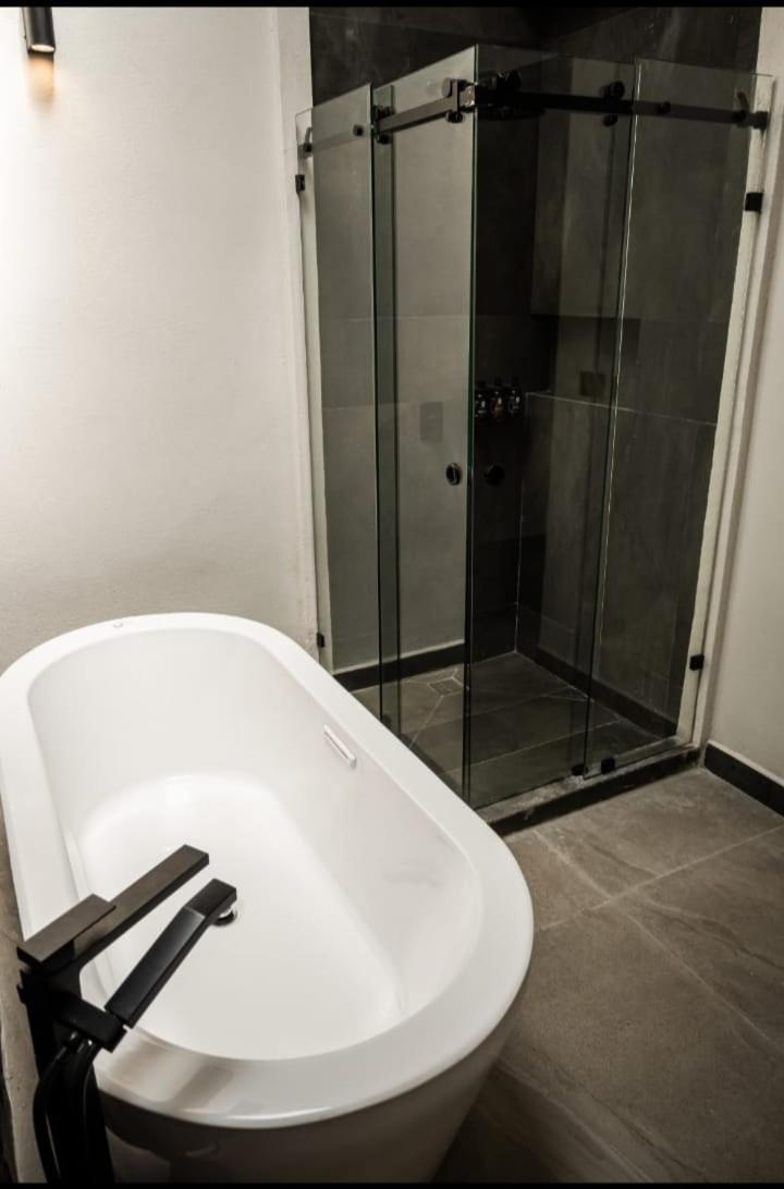 Junior King Suite - Non-Smoking - Photo 3
