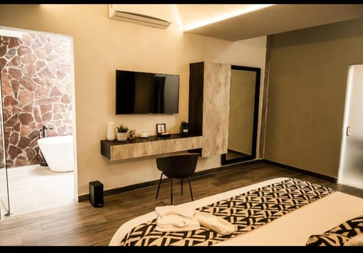 Junior King Suite - Non-Smoking - Photo 4